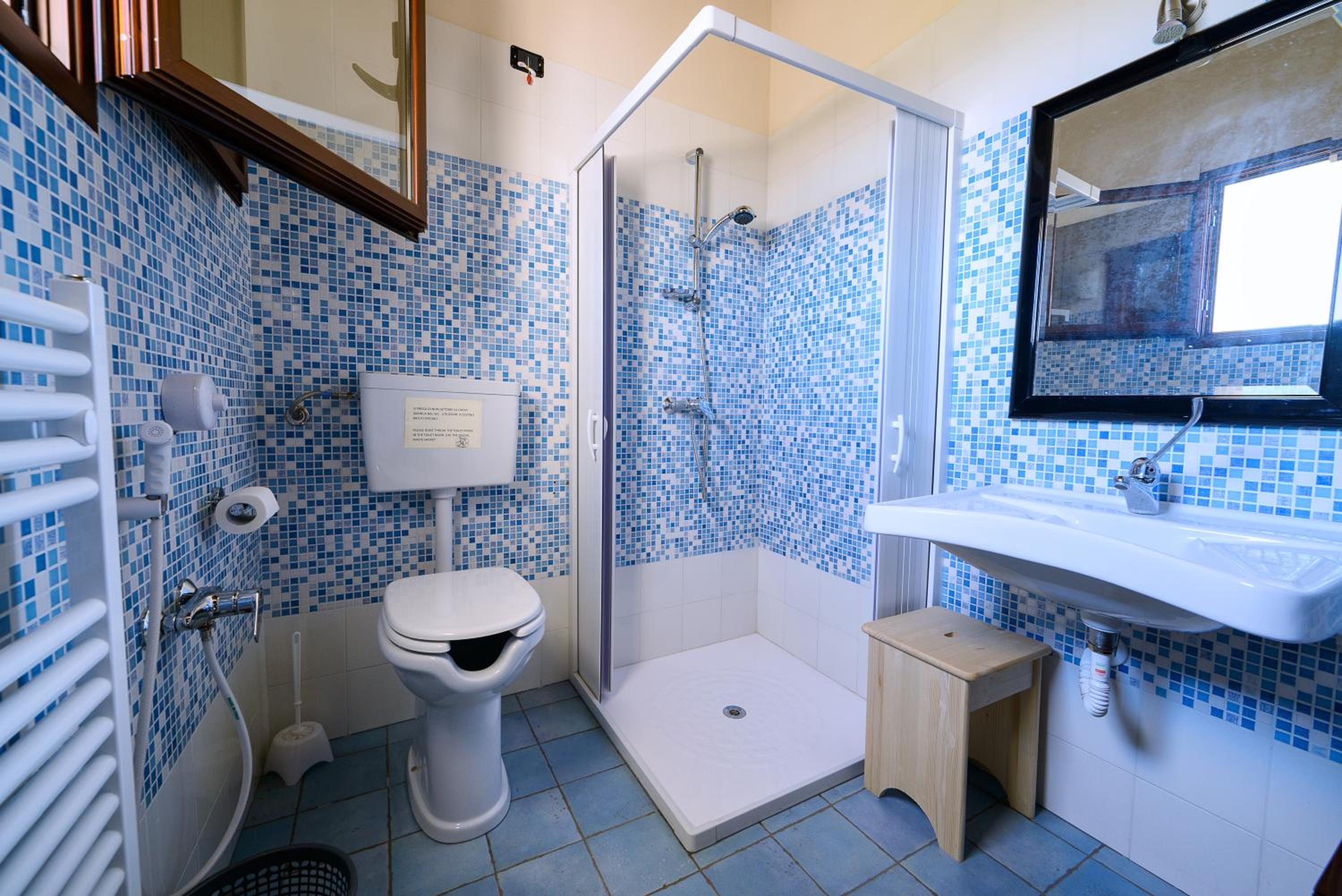 Quadruple Room - Disability Access photo 2