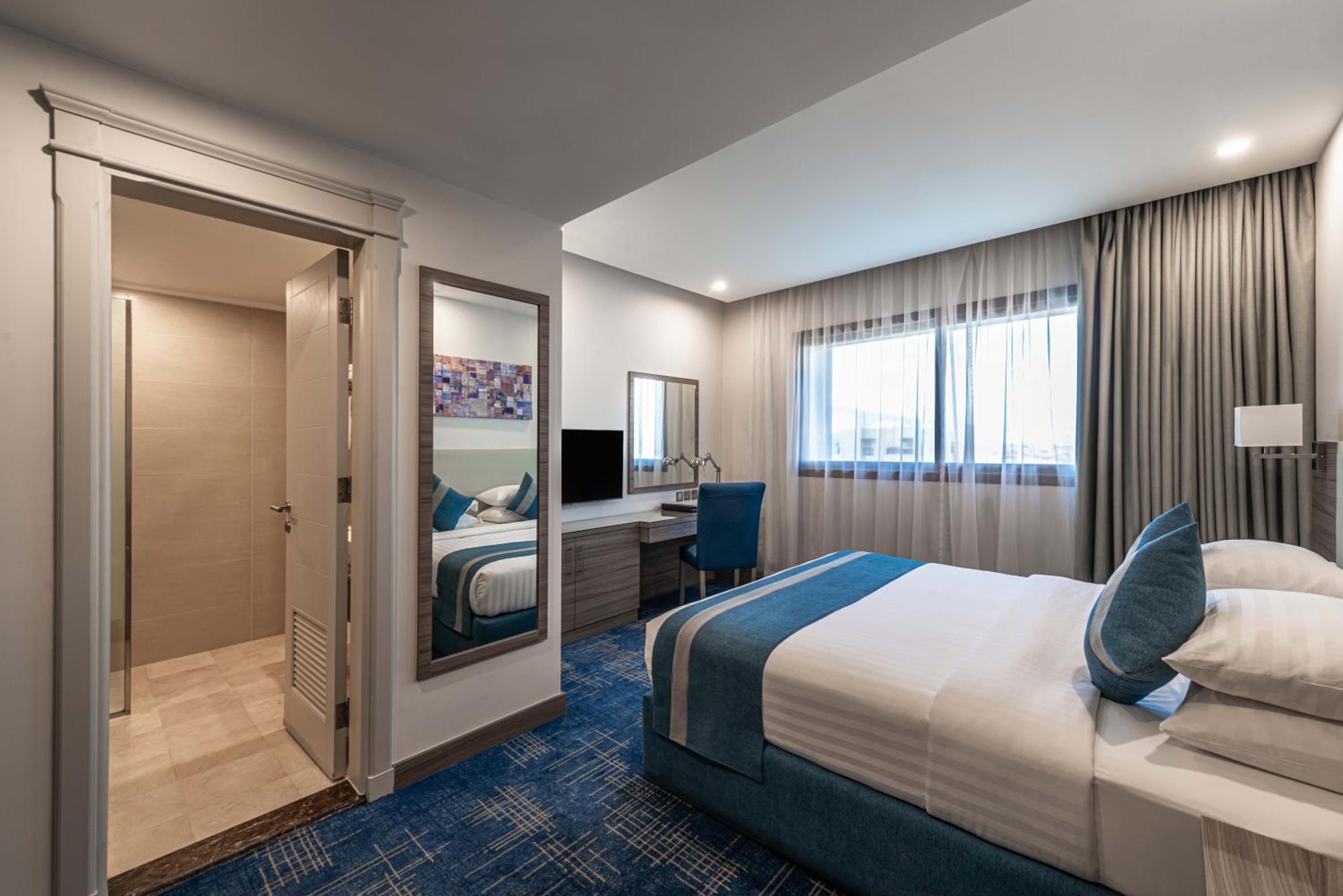 Superior King Room with City View - Non-Smoking - Photo 3