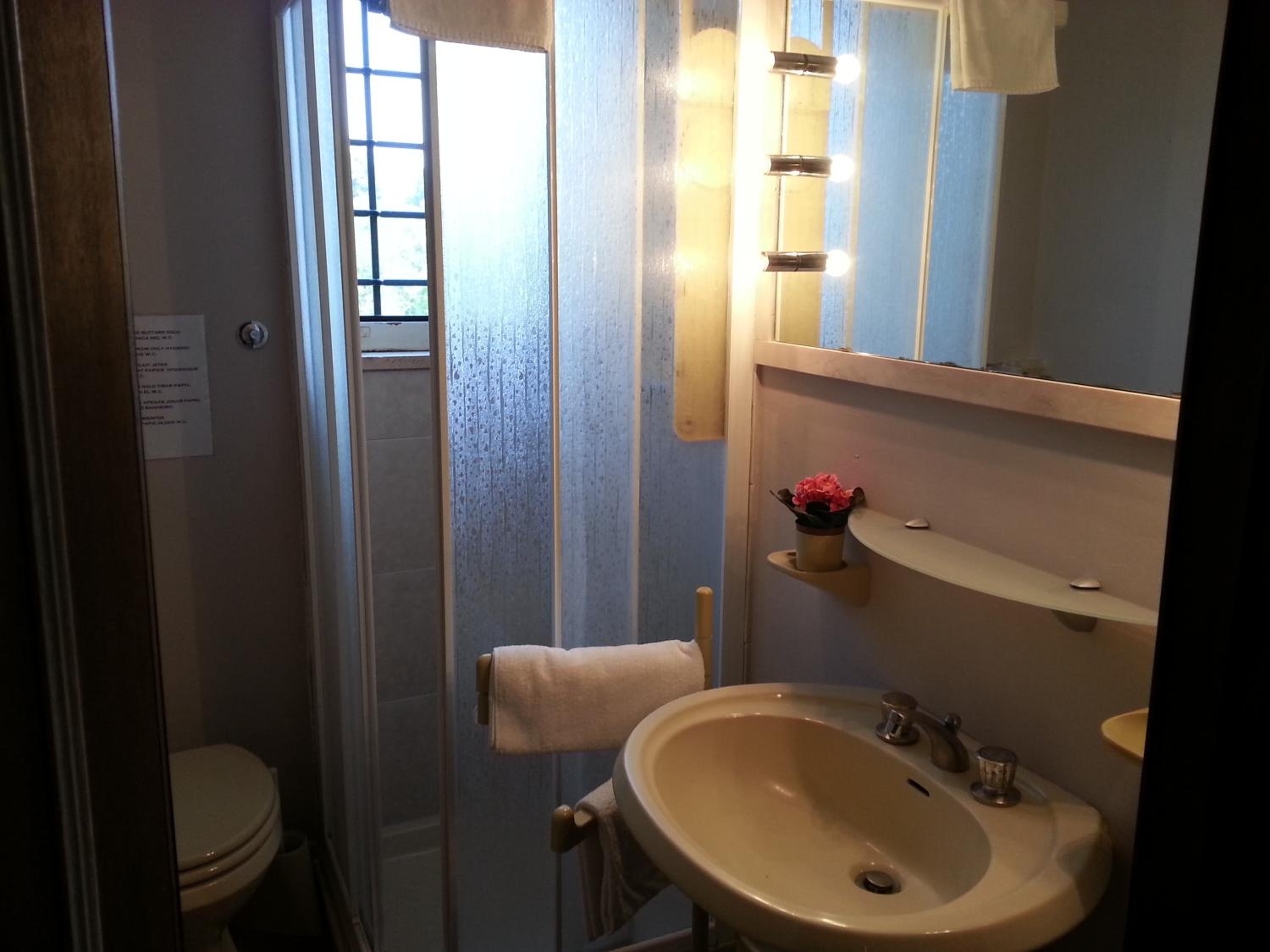 Single Room with Private Bathroom photo 3
