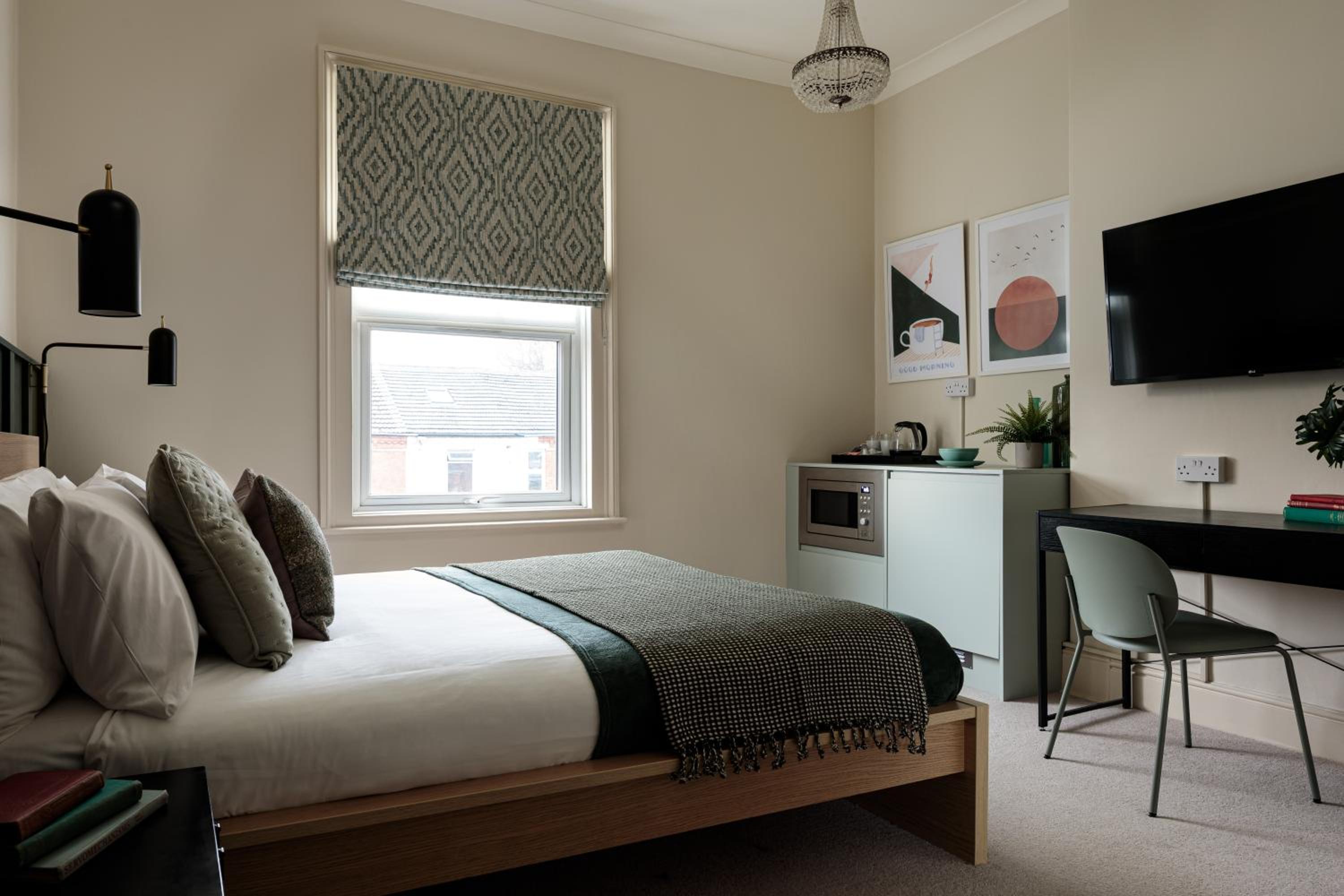  King Room En Suite with Kitchenette photo 2