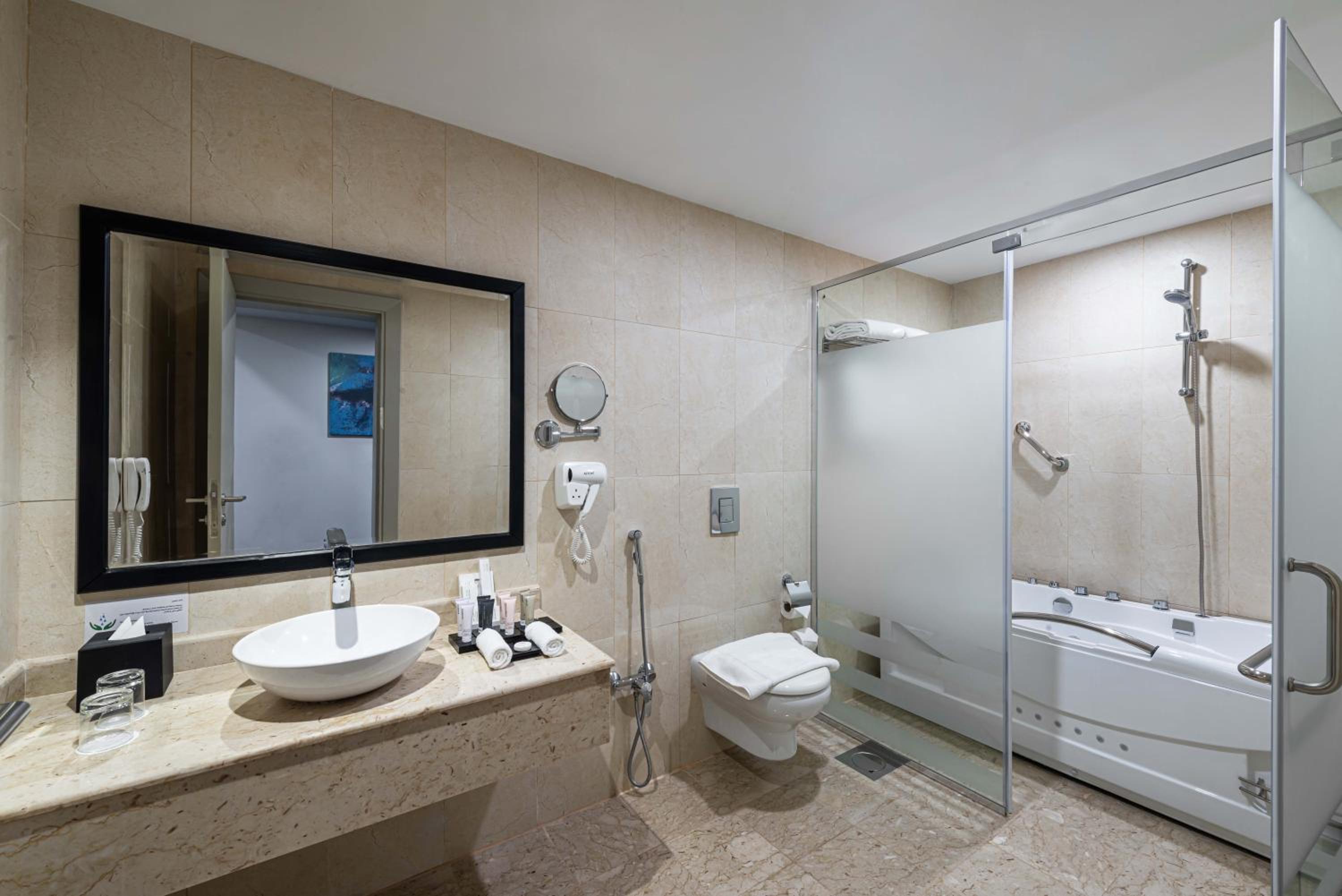 Premium Apartment with King Bed and View - Non-Smoking - Photo 2