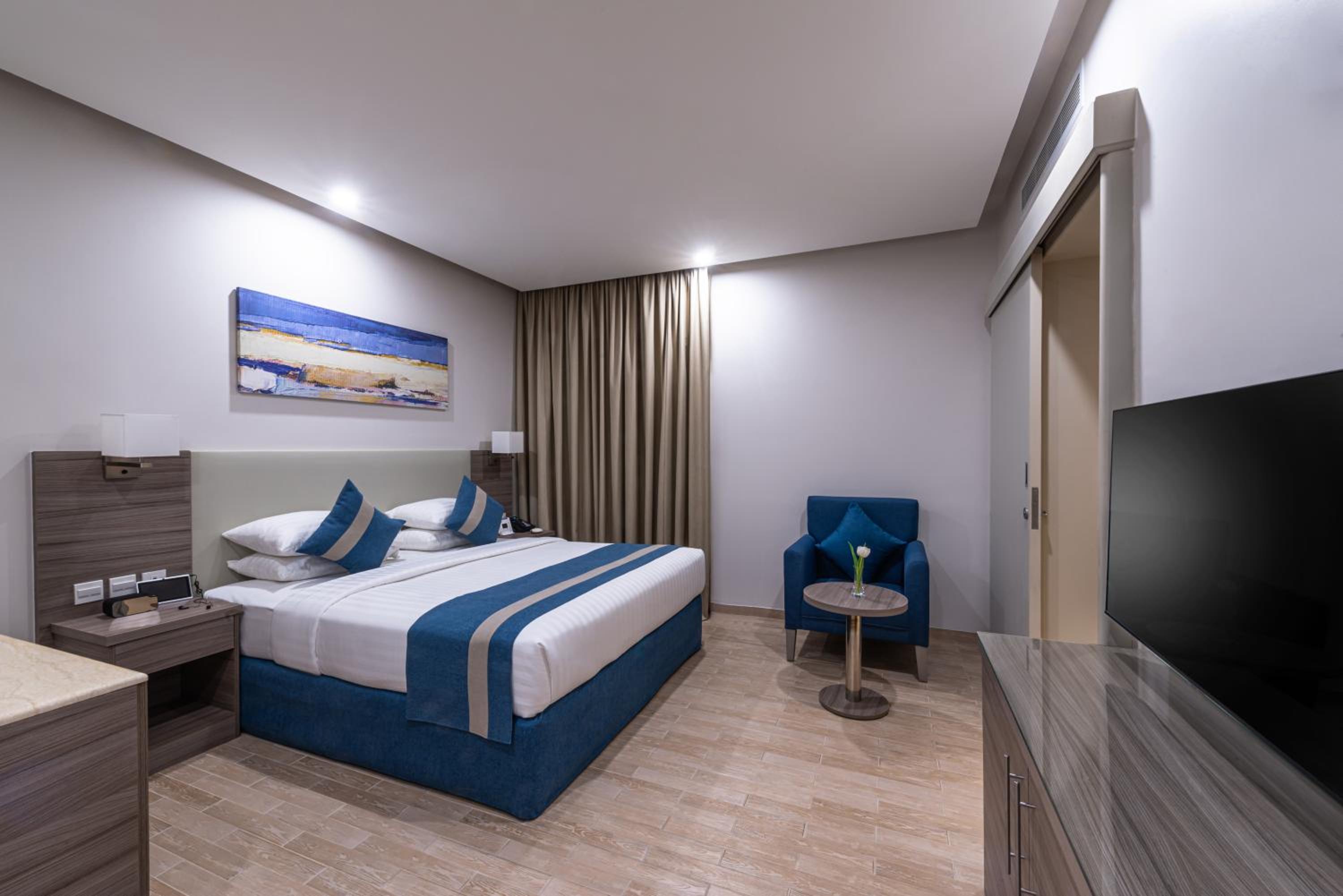 Superior King Room with City View - Non-Smoking - Photo 4