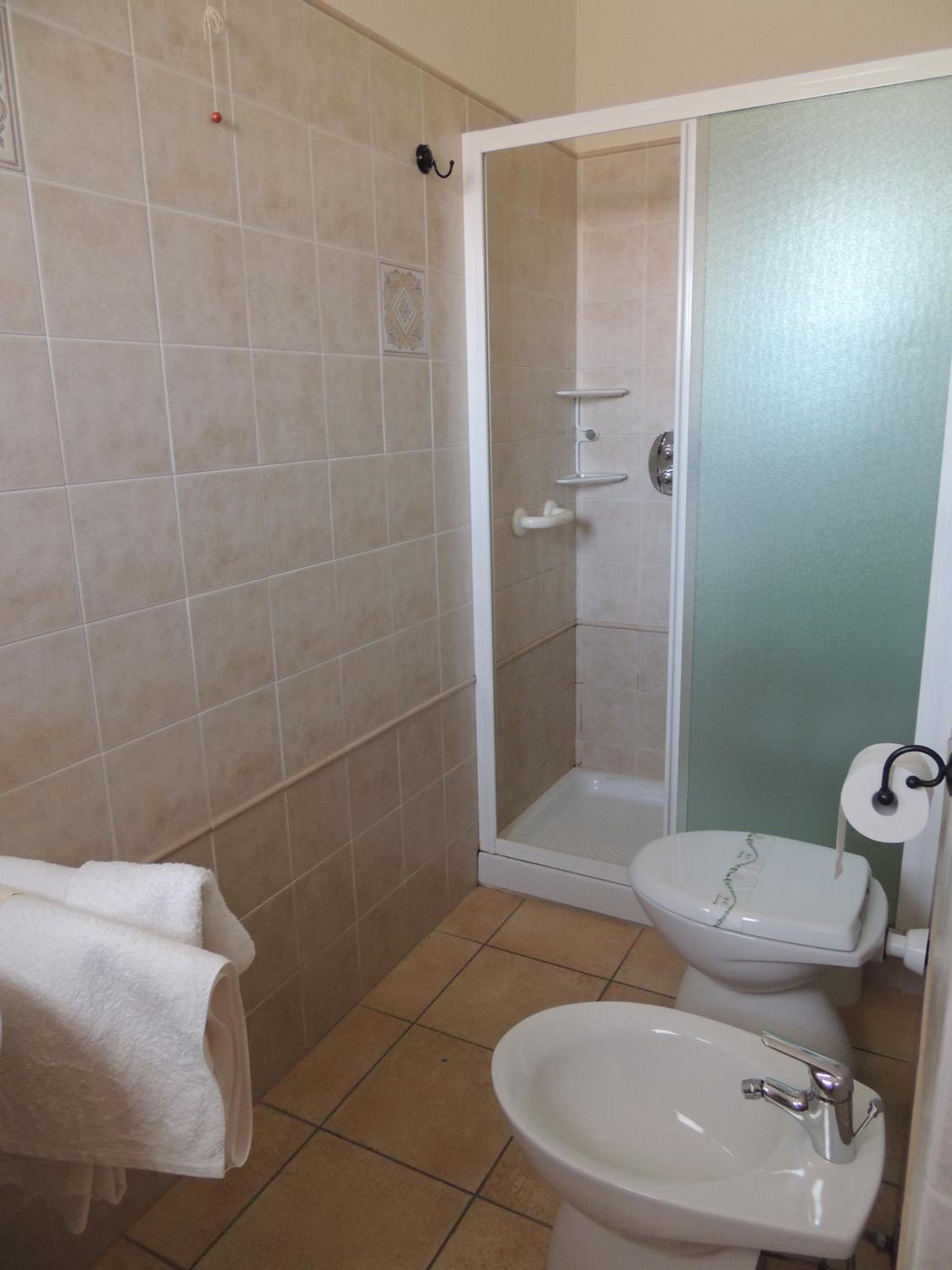 Double or Twin Room with Private Bathroom - Photo 9