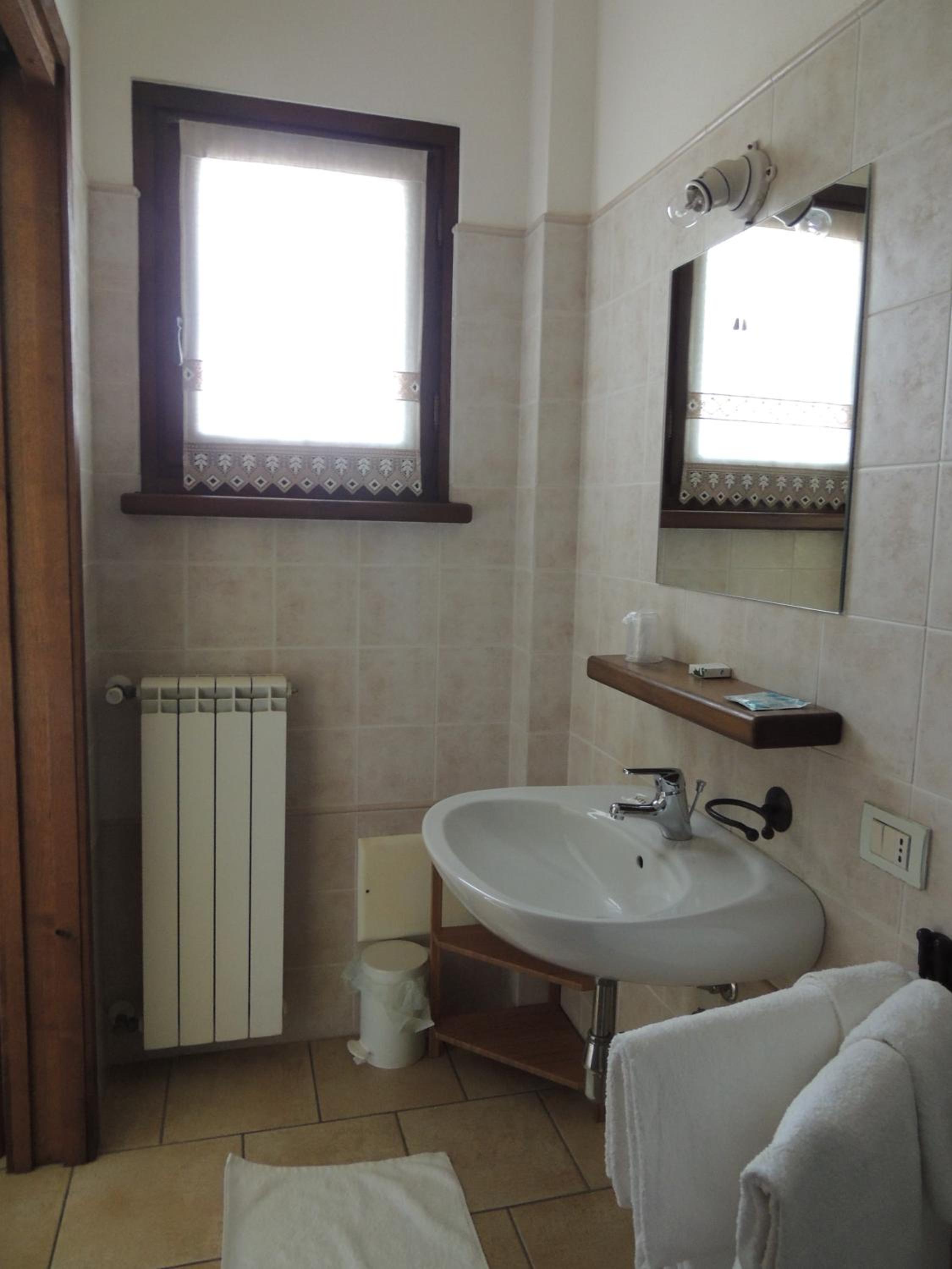 Double or Twin Room with Private Bathroom - Photo 7