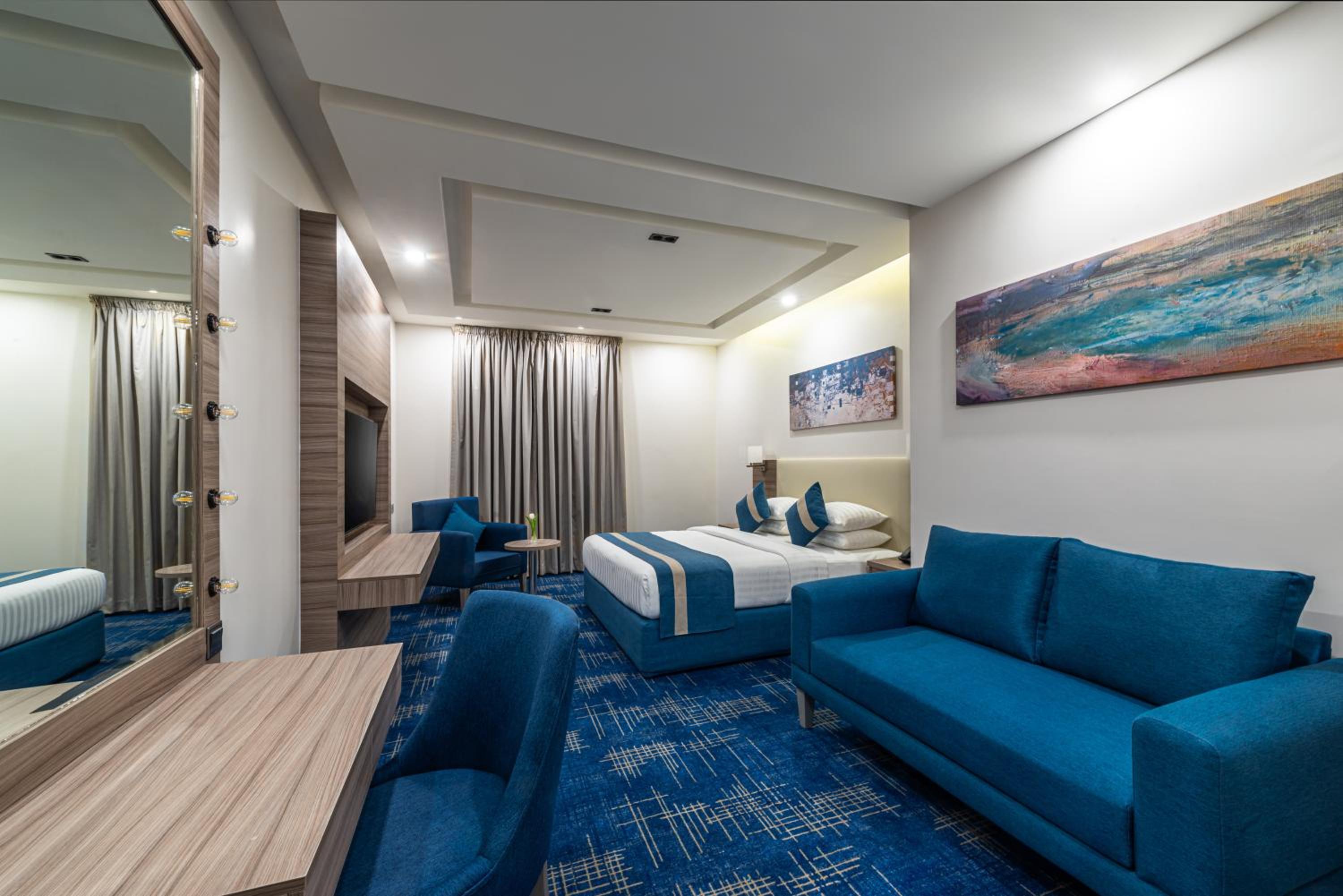 Deluxe King Room with City View - Non-Smoking - Photo 3