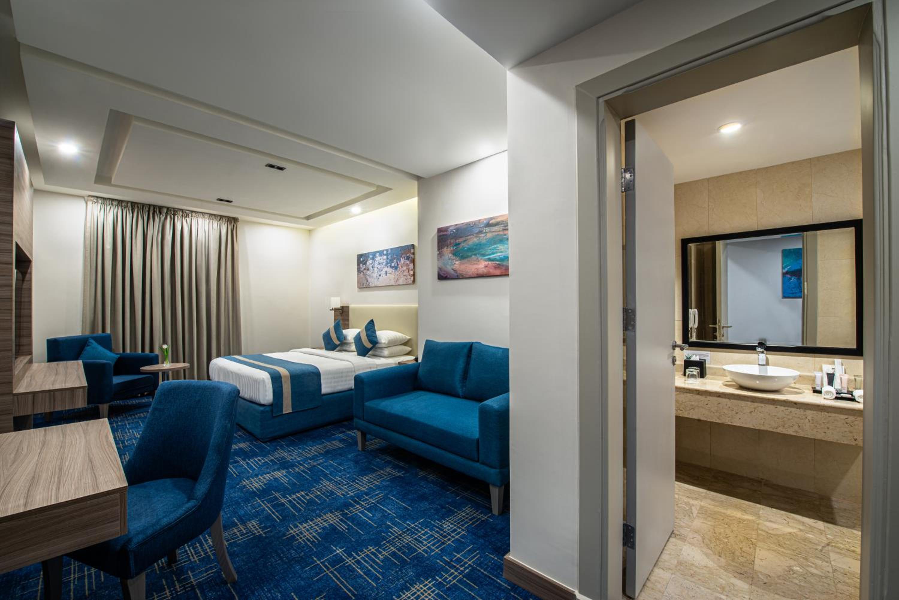 Deluxe King Room with City View - Non-Smoking - Photo 1
