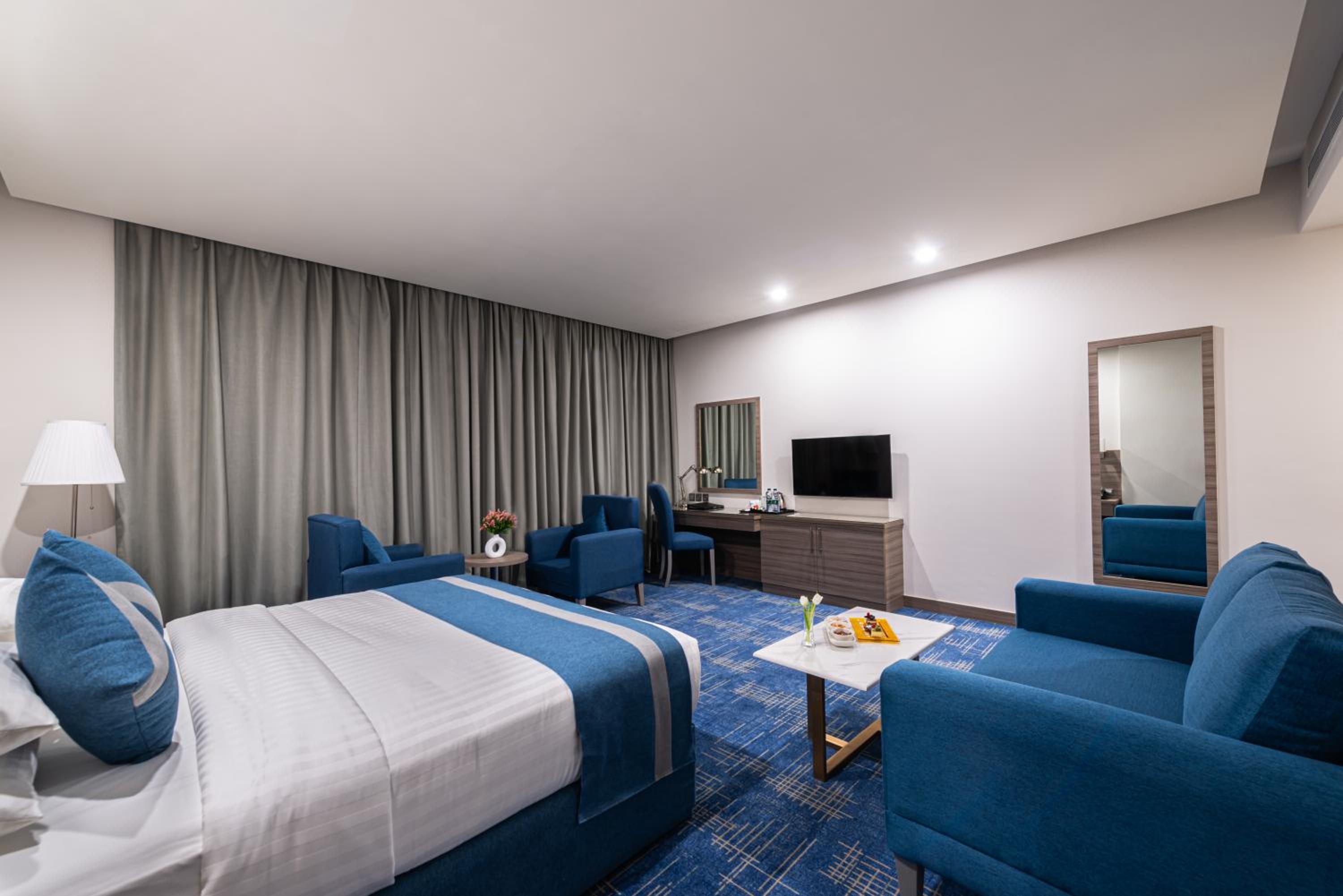 Deluxe King Room with City View - Non-Smoking - Photo 4