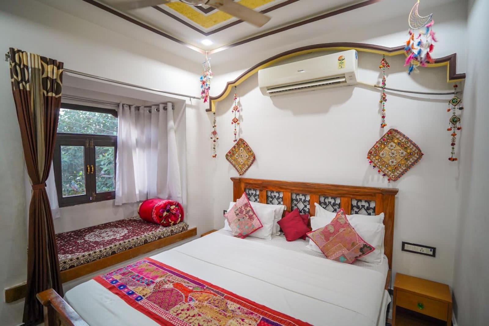 King Suite with Balcony - Photo 4