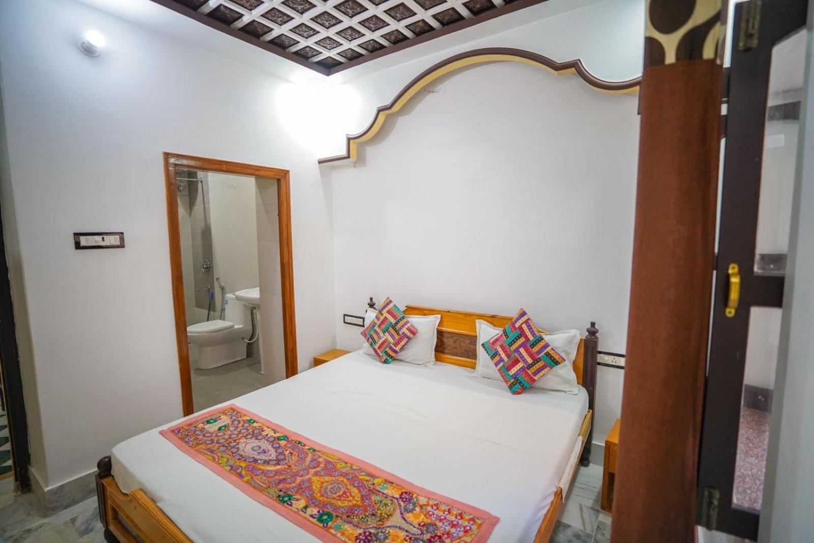 Standard King Room - Photo 15