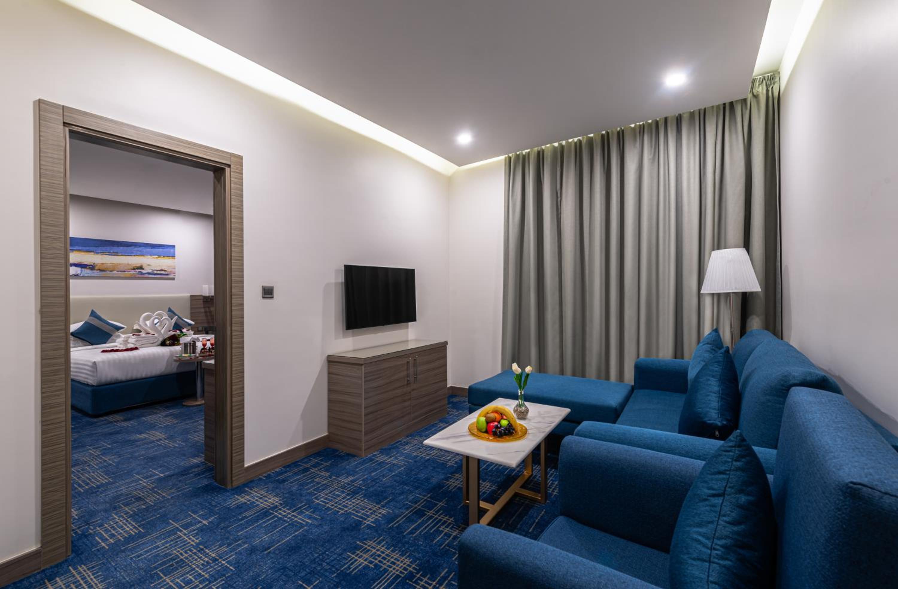 Business Apartment with King Bed and View - Non-Smoking - Photo 1