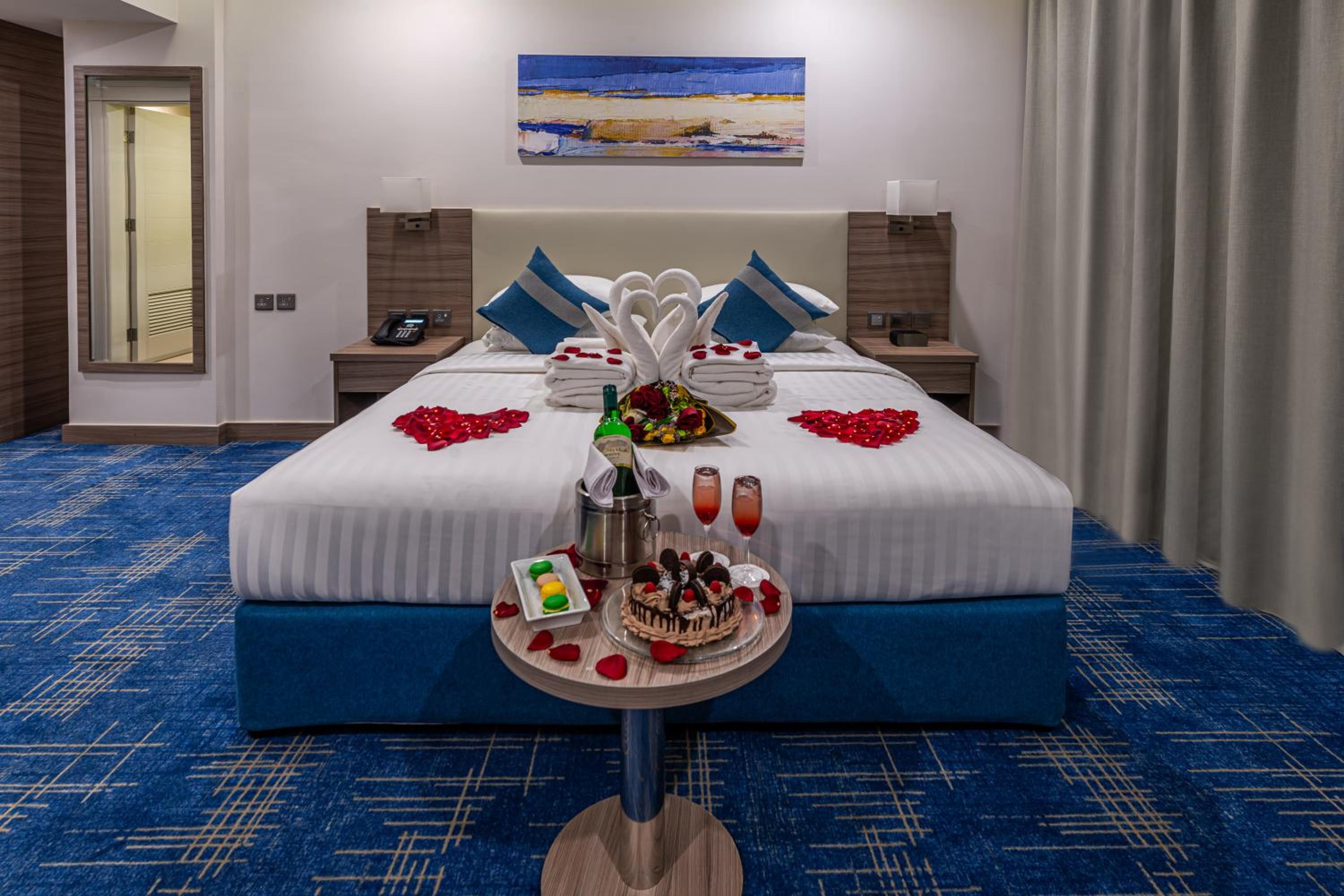 Business Apartment with King Bed and View - Non-Smoking - Photo 2