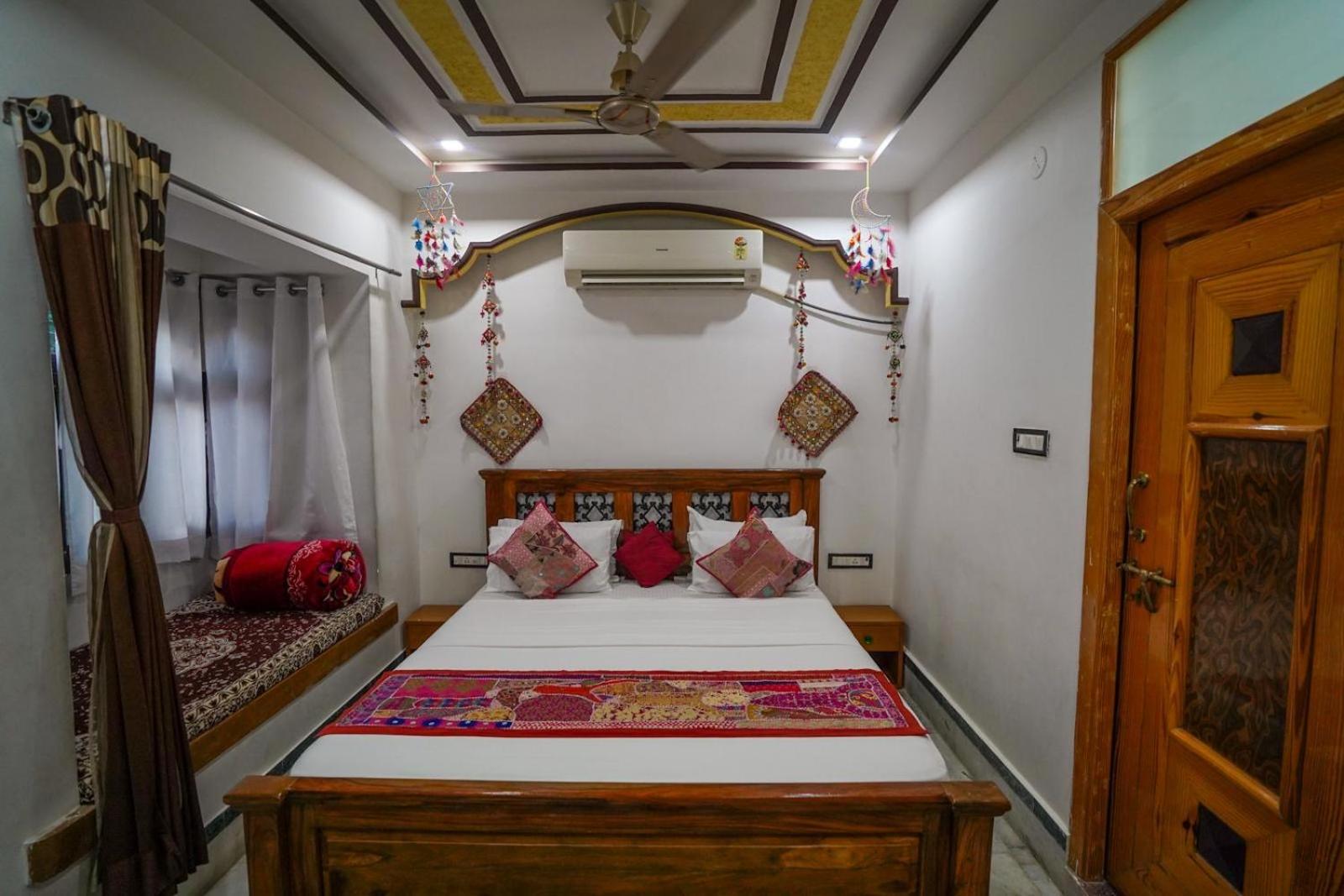 King Suite with Balcony - Photo 15