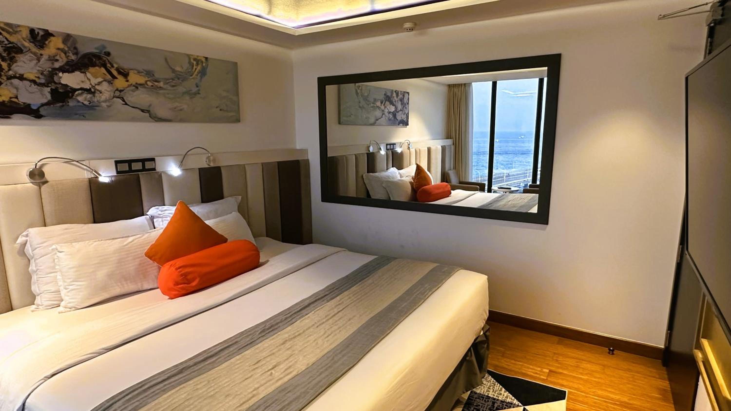 Deluxe Suite with Sea View - Photo 7