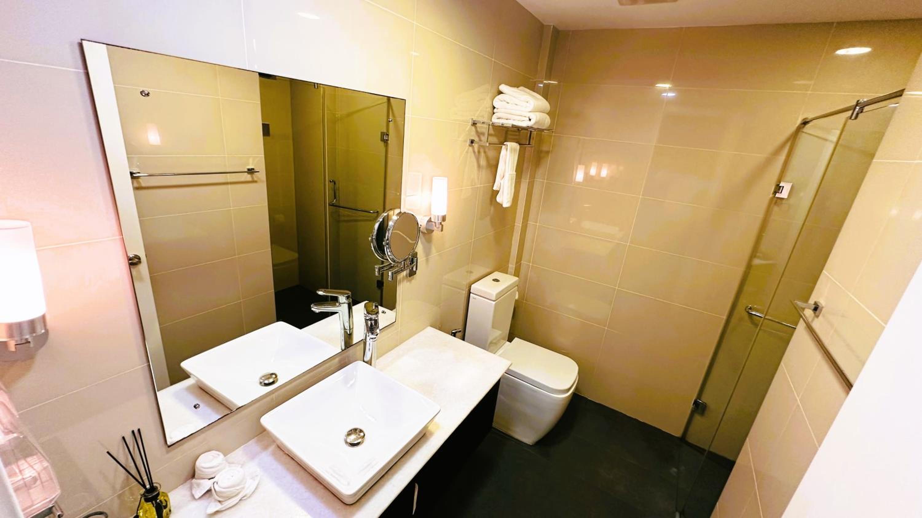 Deluxe Suite with Sea View - Photo 8