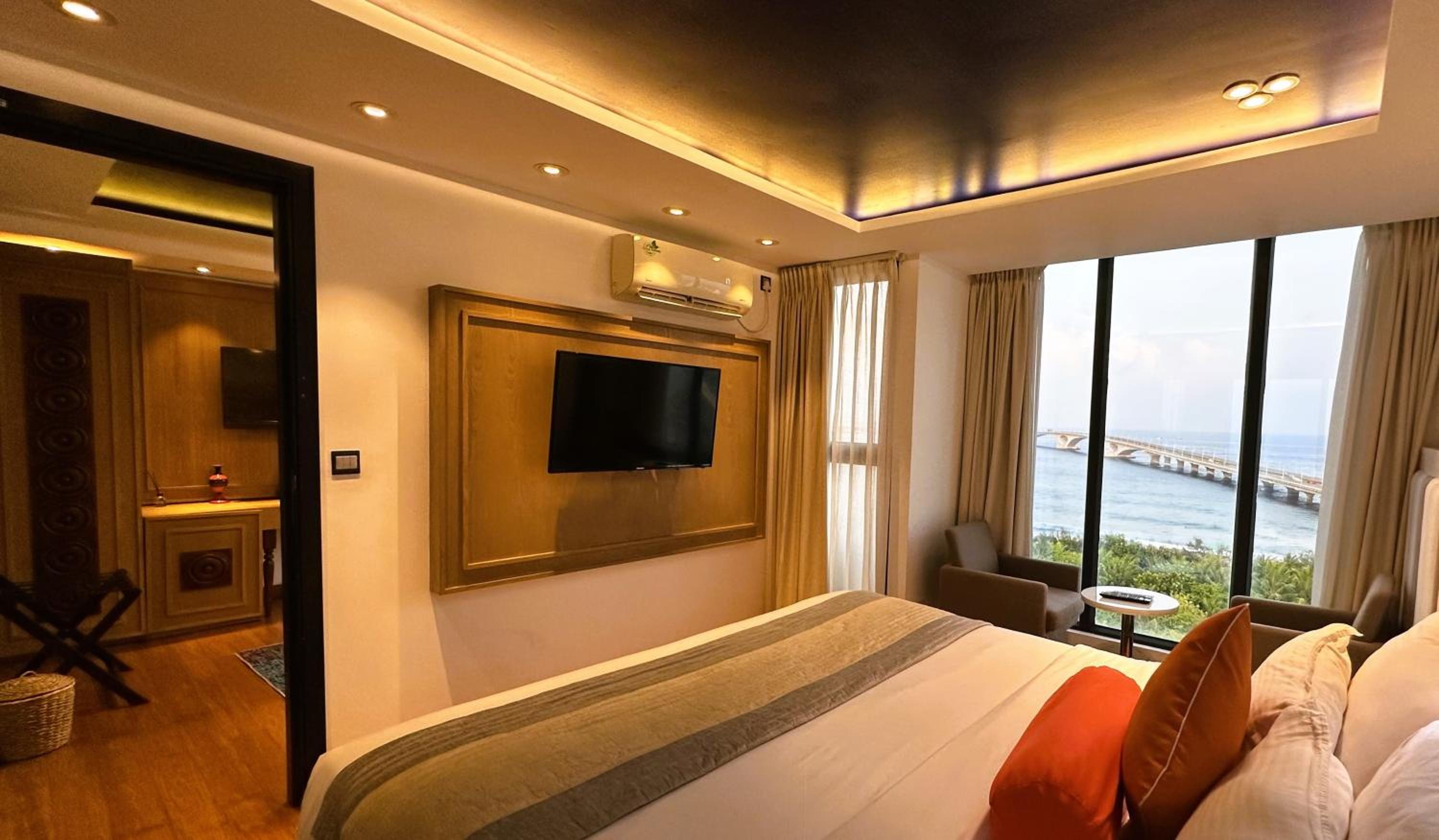 Deluxe Suite with Sea View - Photo 2