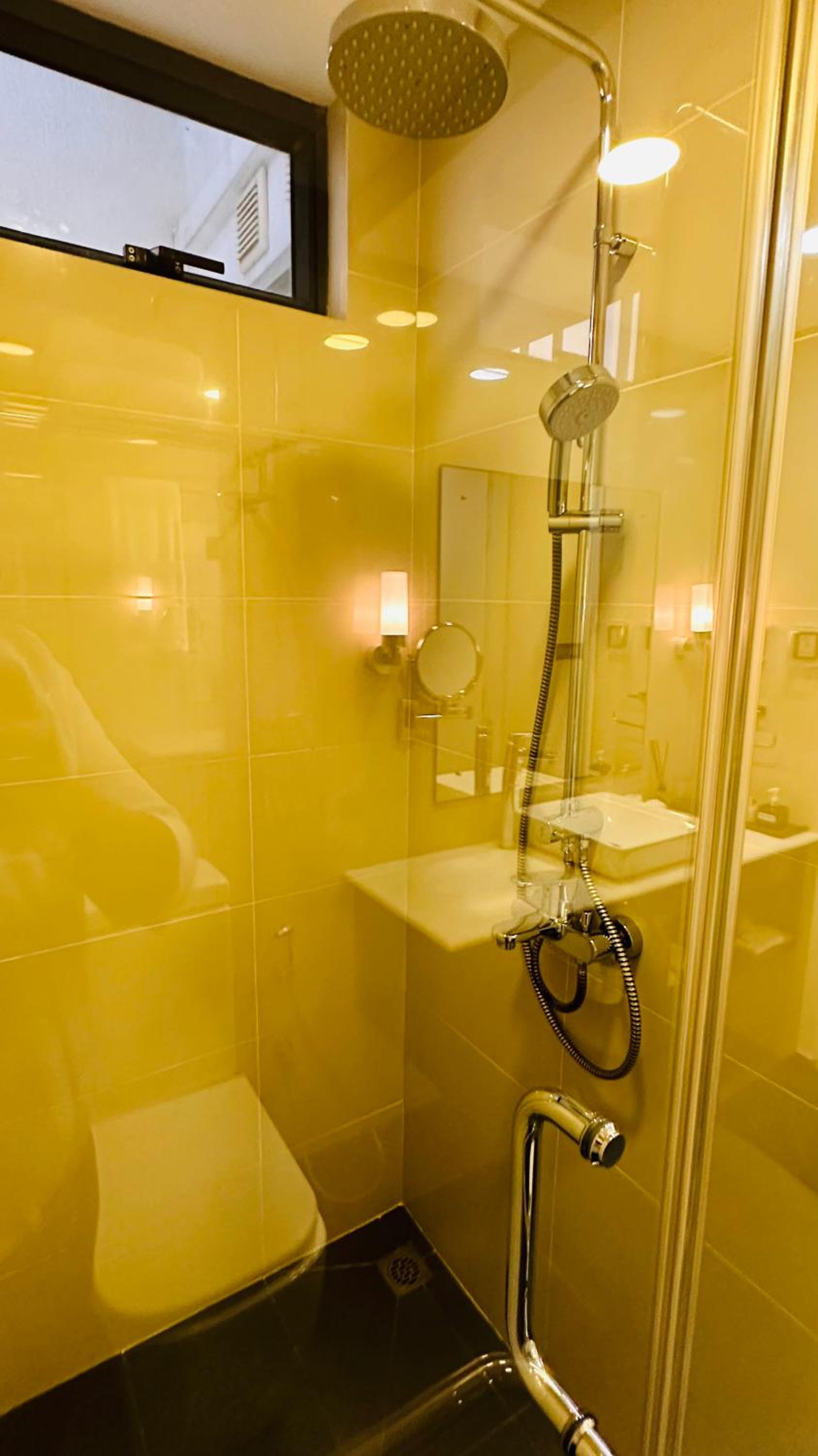 Deluxe Suite with Sea View - Photo 15