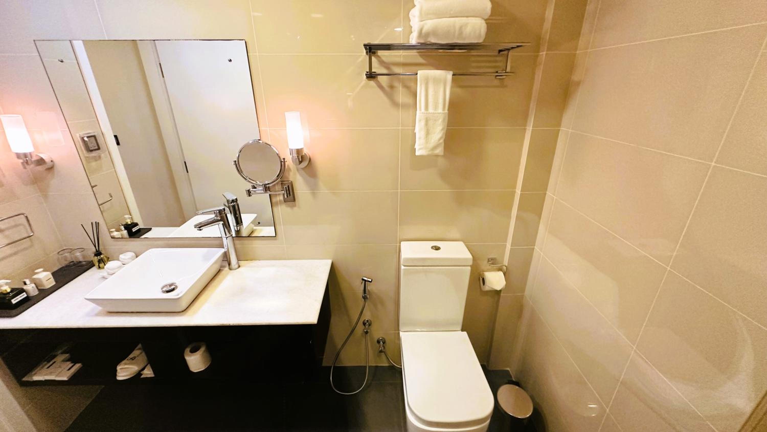 Deluxe Suite with Sea View - Photo 9