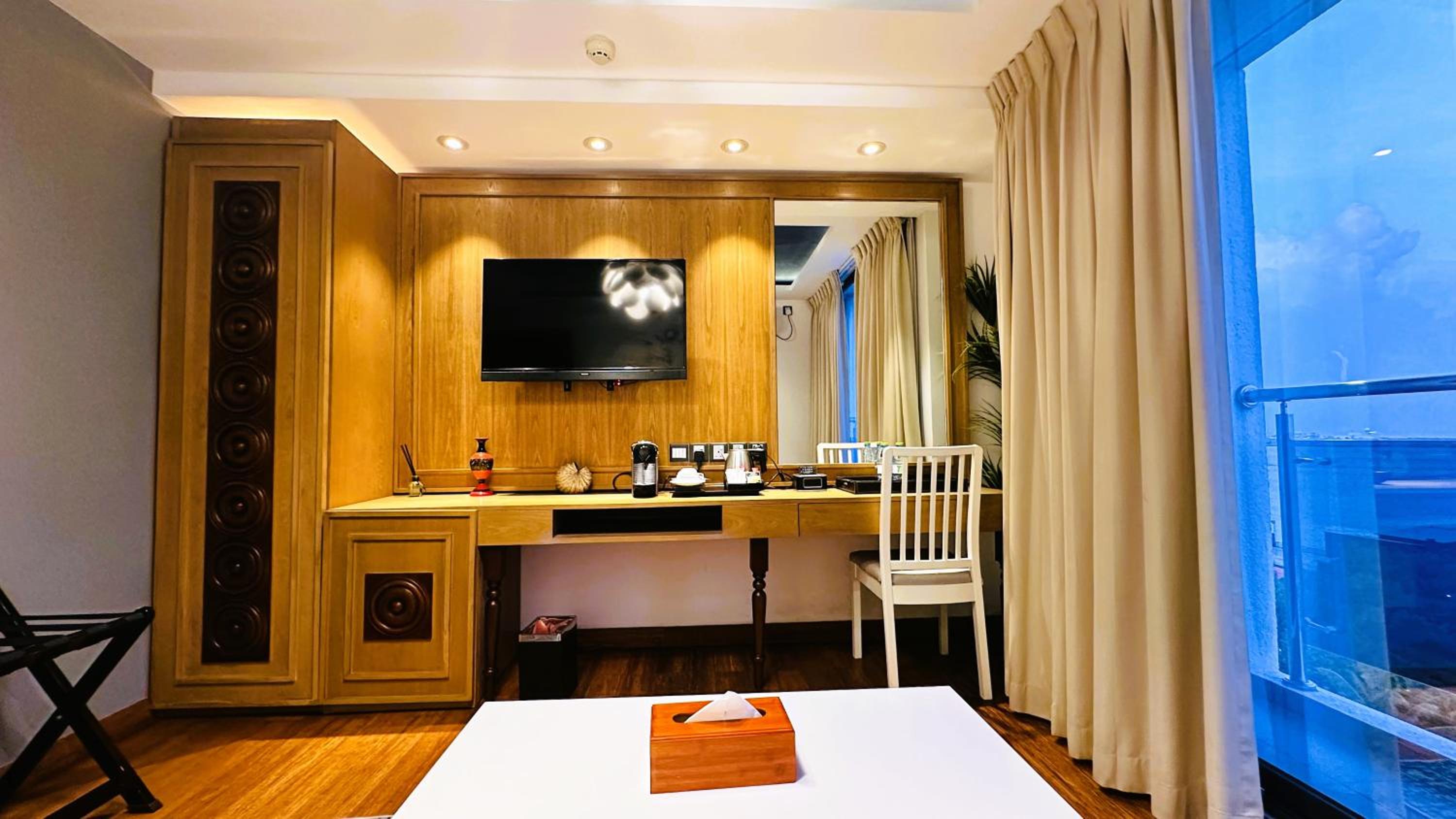 Deluxe Suite with Sea View - Photo 11