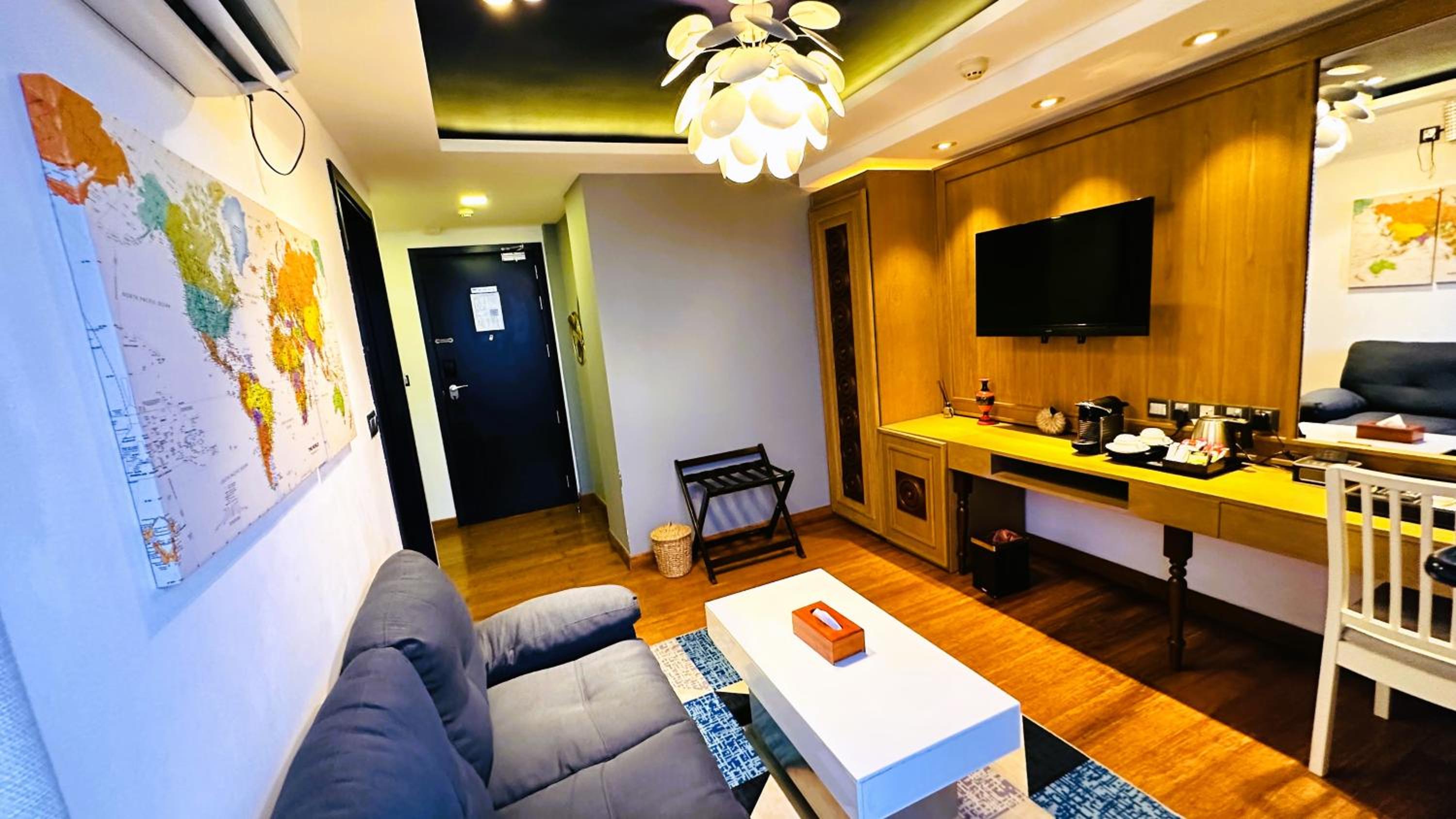Deluxe Suite with Sea View - Photo 12