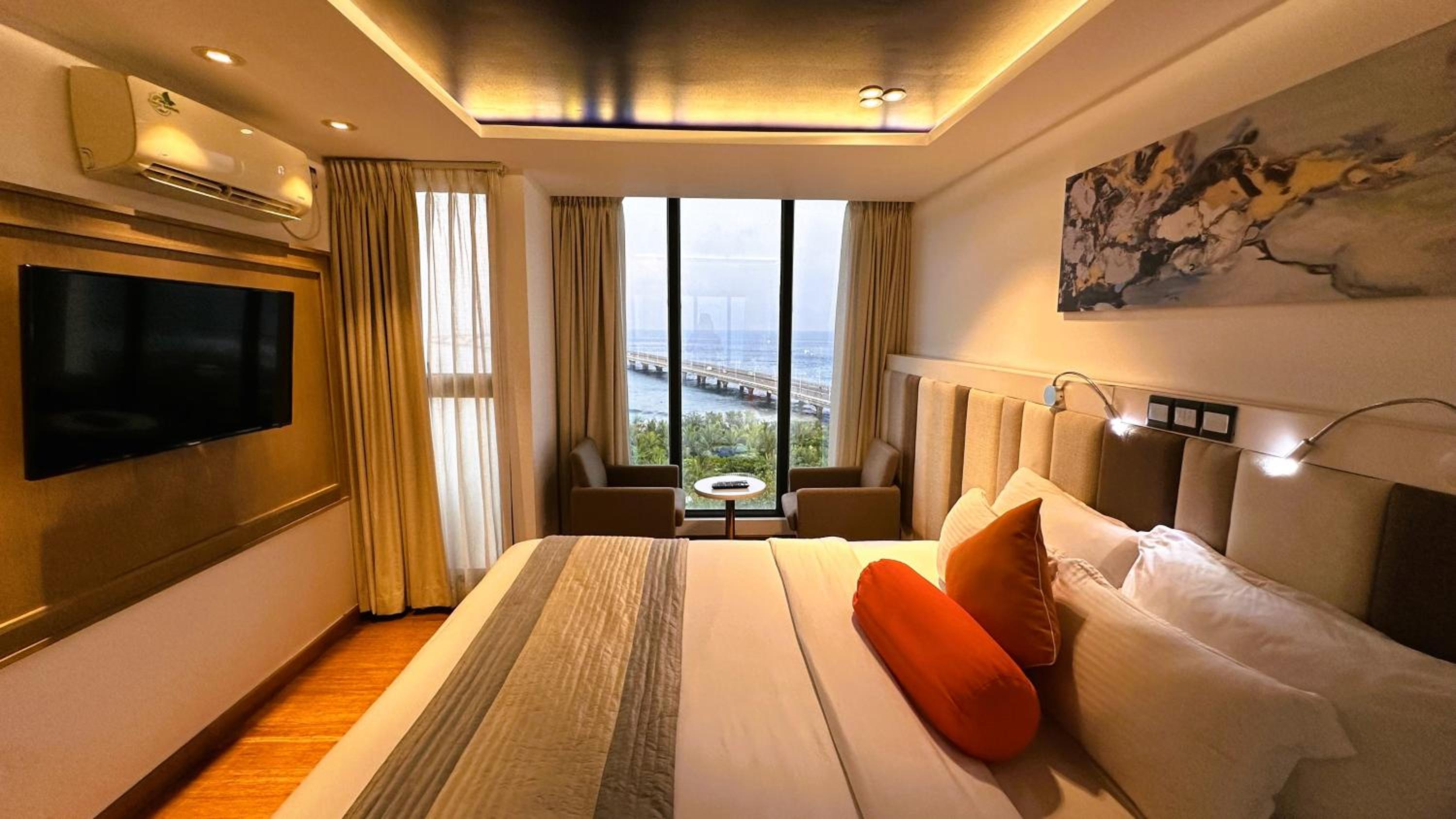 Deluxe Suite with Sea View - Photo 13