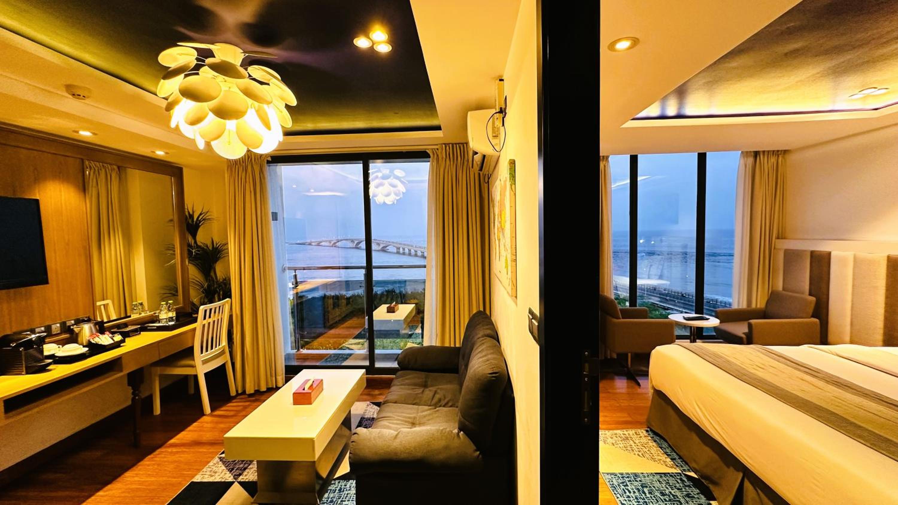 Deluxe Suite with Sea View