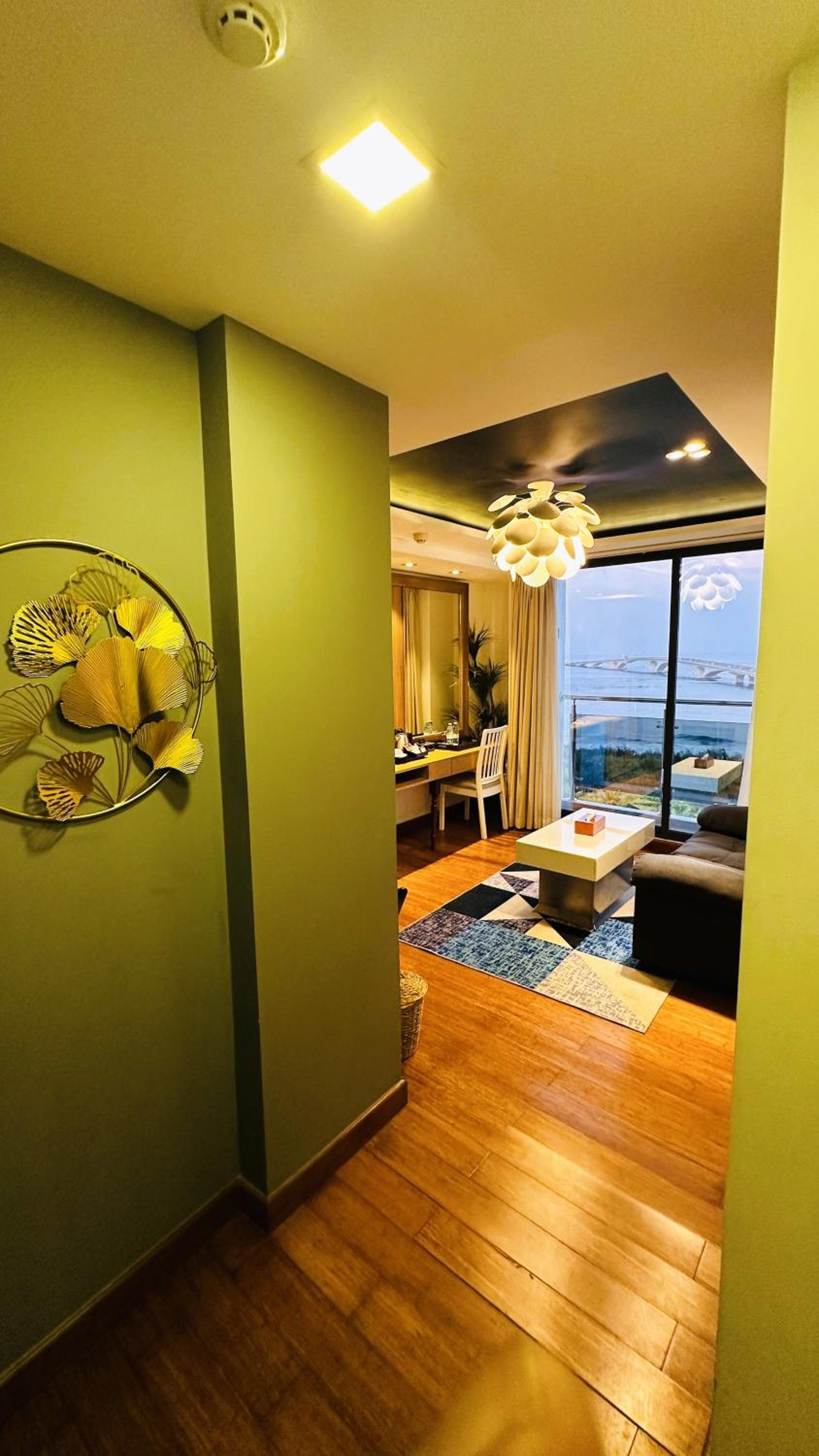 Deluxe Suite with Sea View - Photo 4