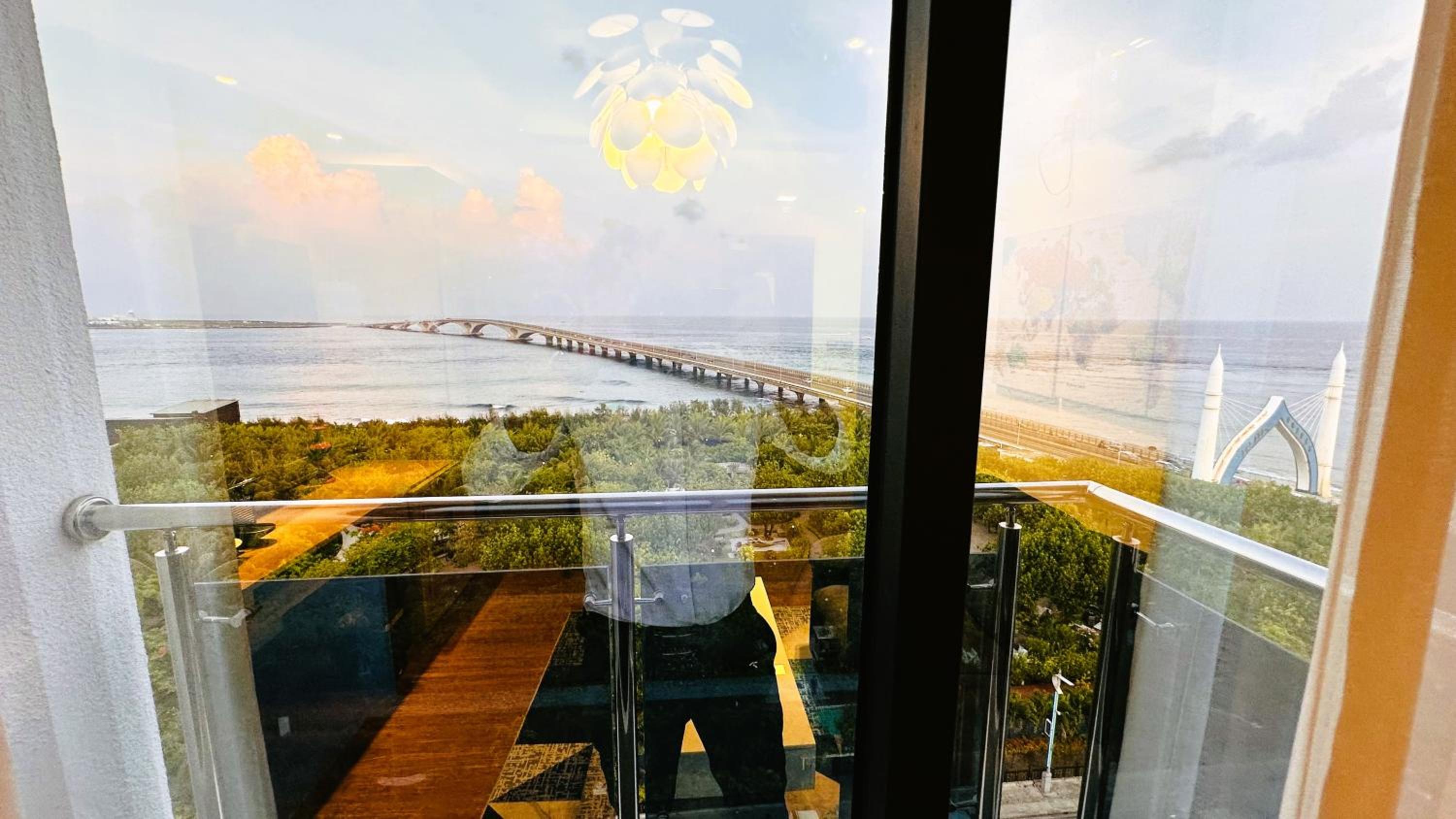 Deluxe Suite with Sea View - Photo 3