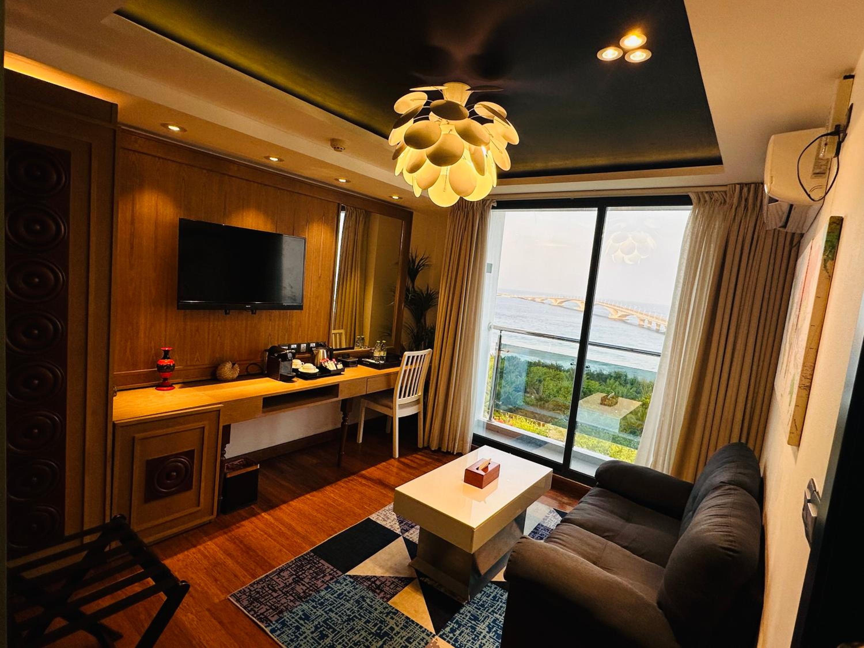 Deluxe Suite with Sea View - Photo 14
