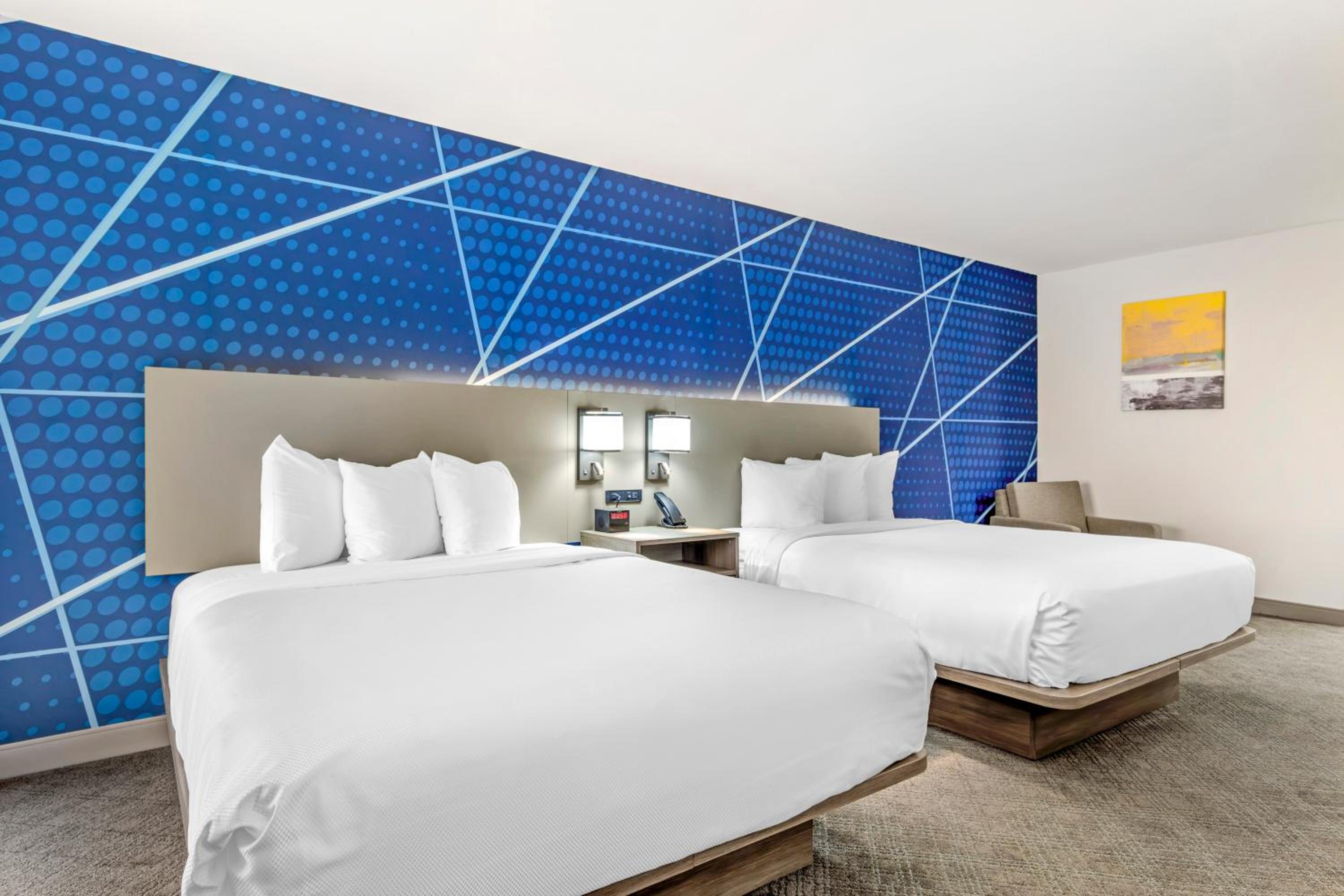 Quadruple Room with Two Queen Beds - Non Smoking - Photo 4