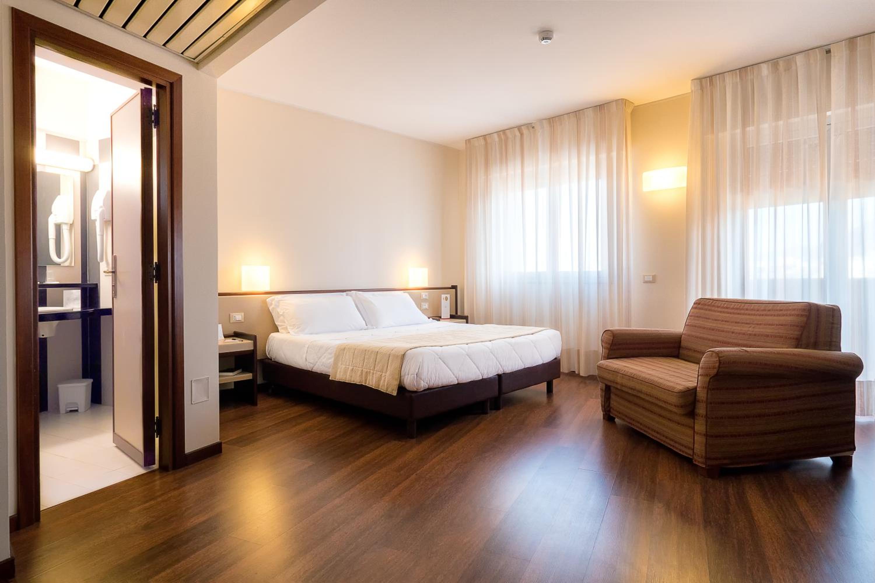 Standard Double Room - Photo 3