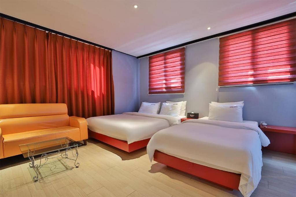 Standard Twin Room - Photo 9
