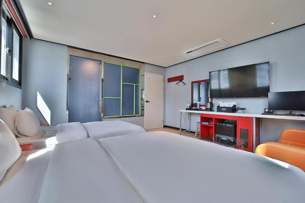 Standard Twin Room - Photo 7
