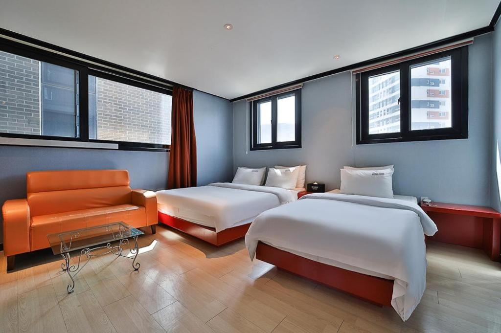 Standard Twin Room - Photo 6