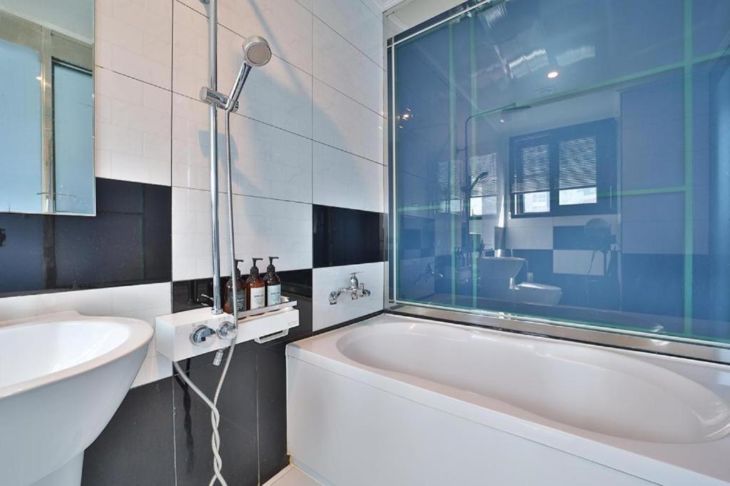 Standard Twin Room - Photo 4