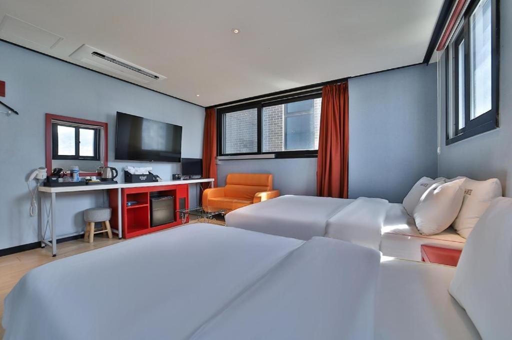Standard Twin Room - Photo 8