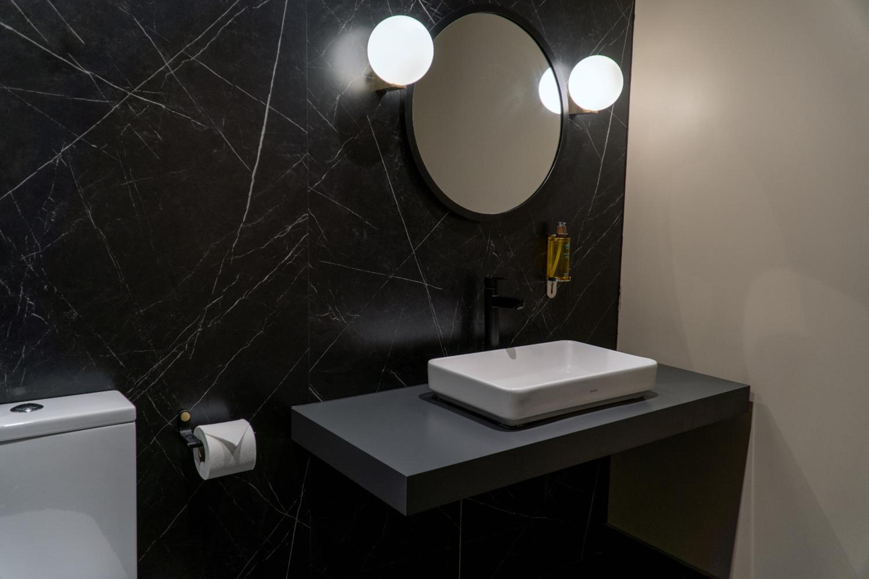 Deluxe King Room - Photo 4