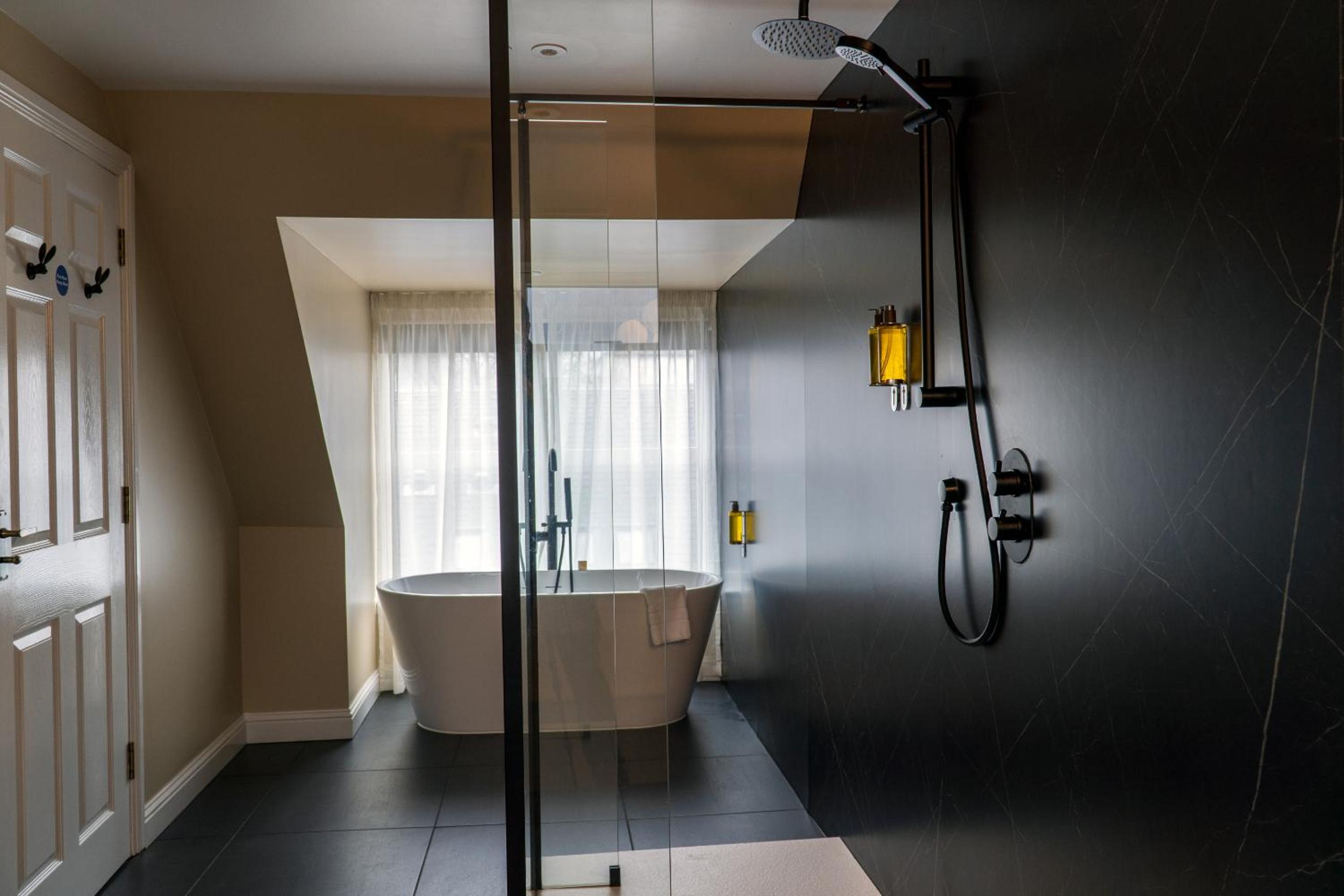 Superior King Room - Photo 8
