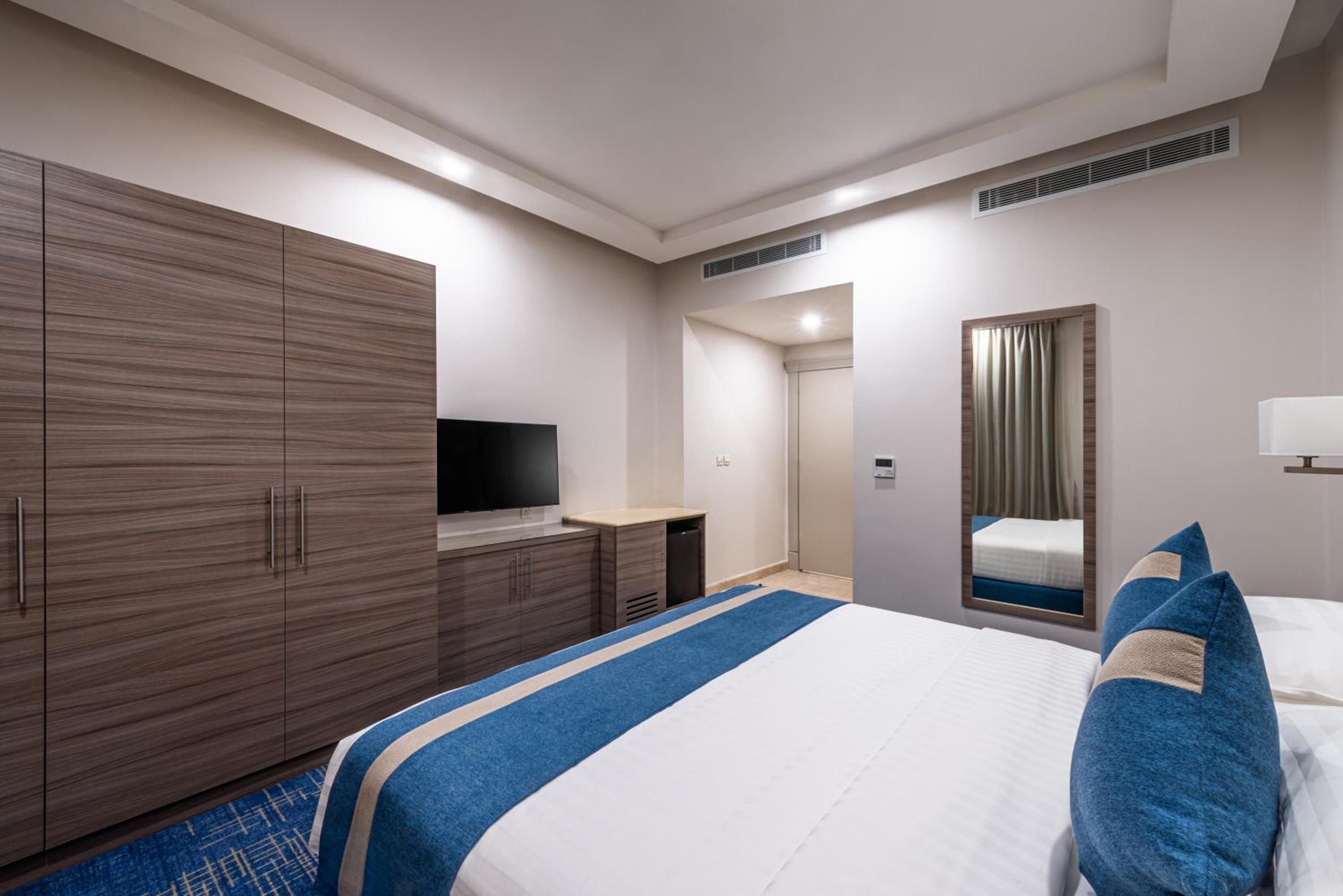 Executive Apartment with King Bed and View - Non-Smoking - Photo 2
