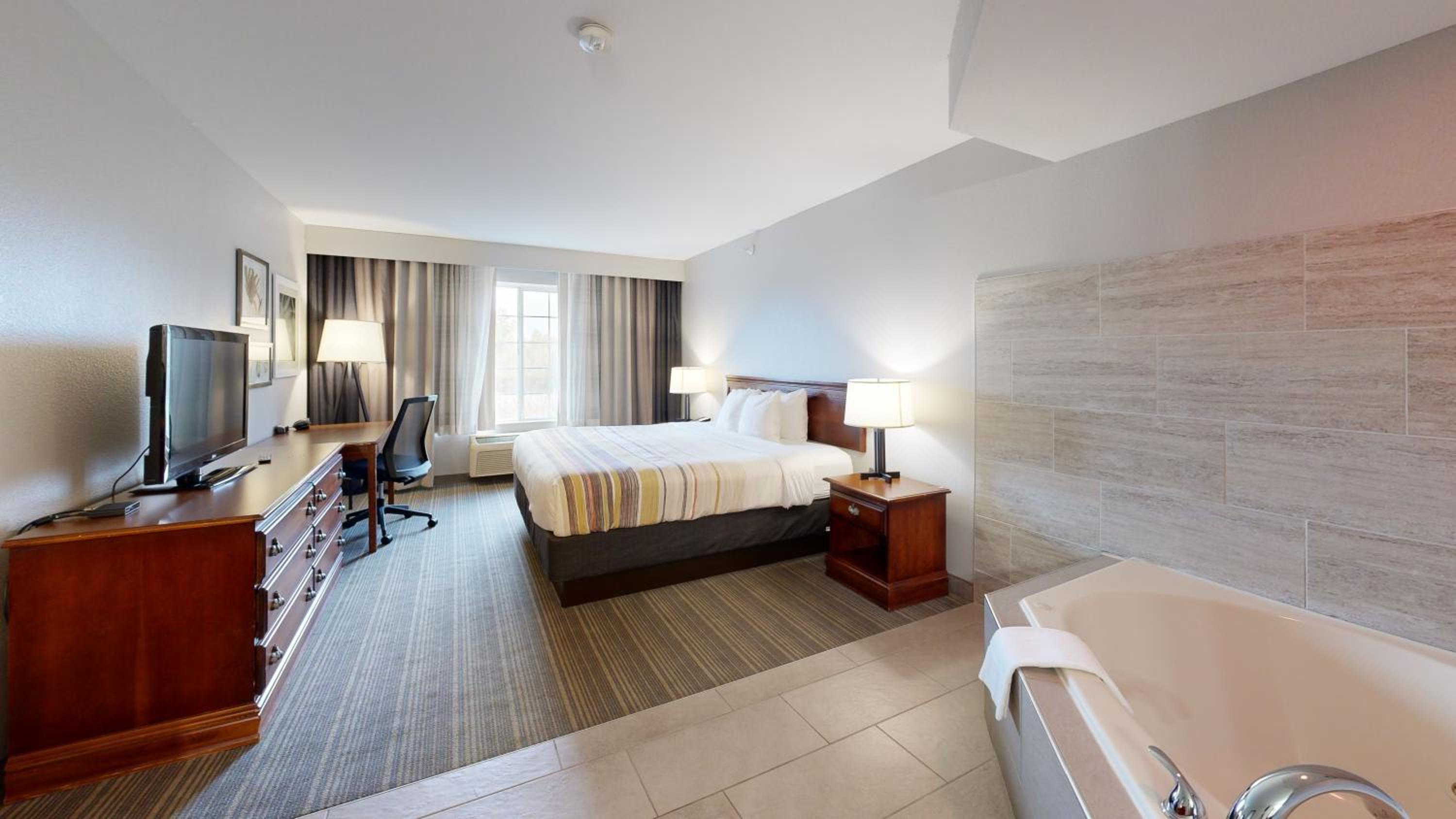 King Bed - Whirlpool Suite - Non-Smoking - Photo 4