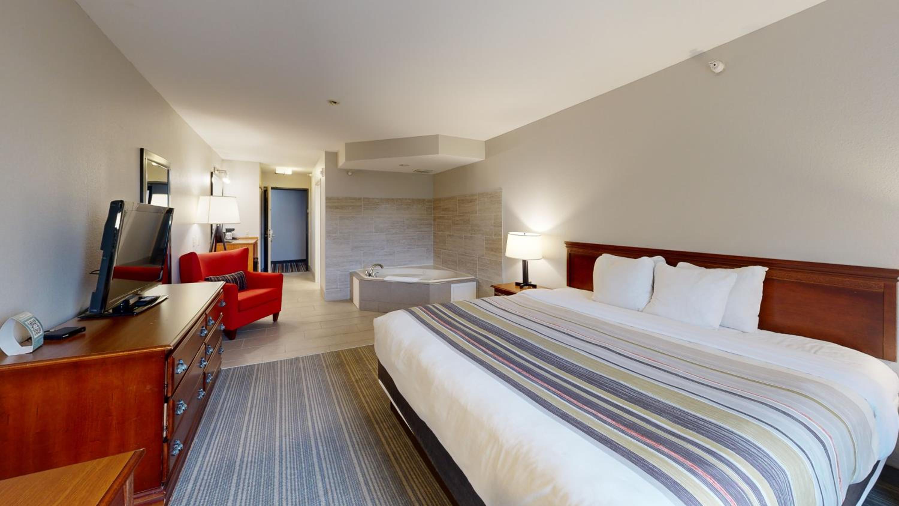 King Bed - Whirlpool Suite - Non-Smoking - Photo 1