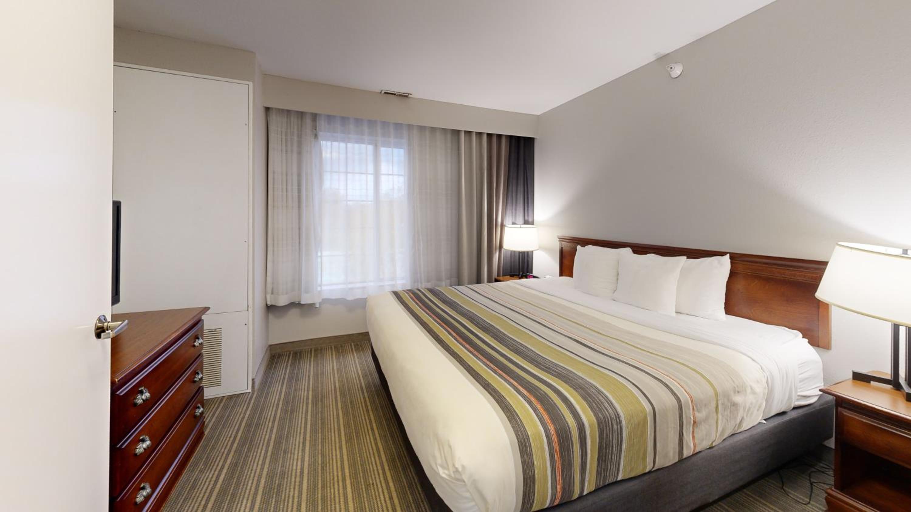 Extended Stay King Suite - Non-Smoking - Photo 2