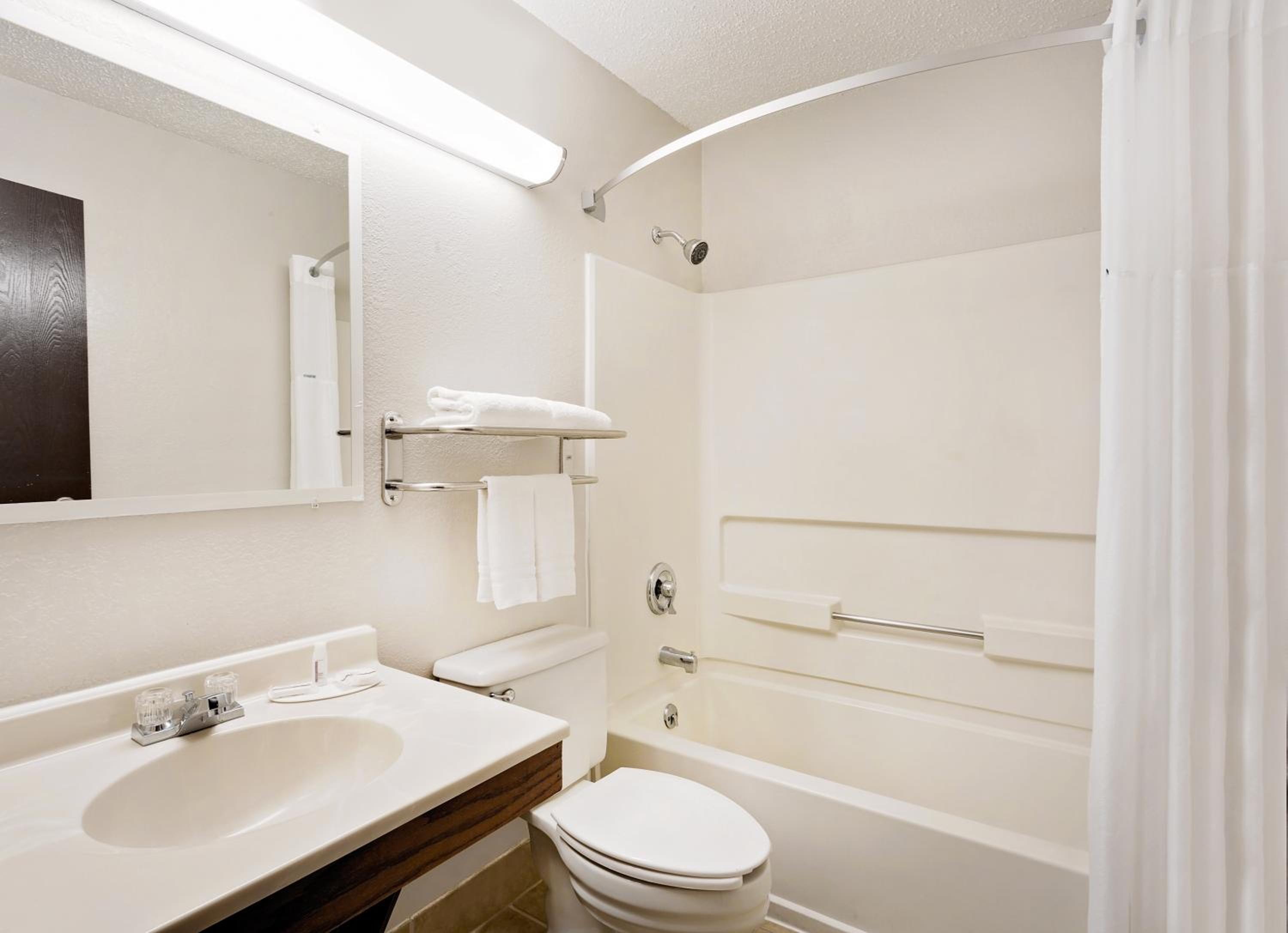 King Room - Non-Smoking - Photo 3