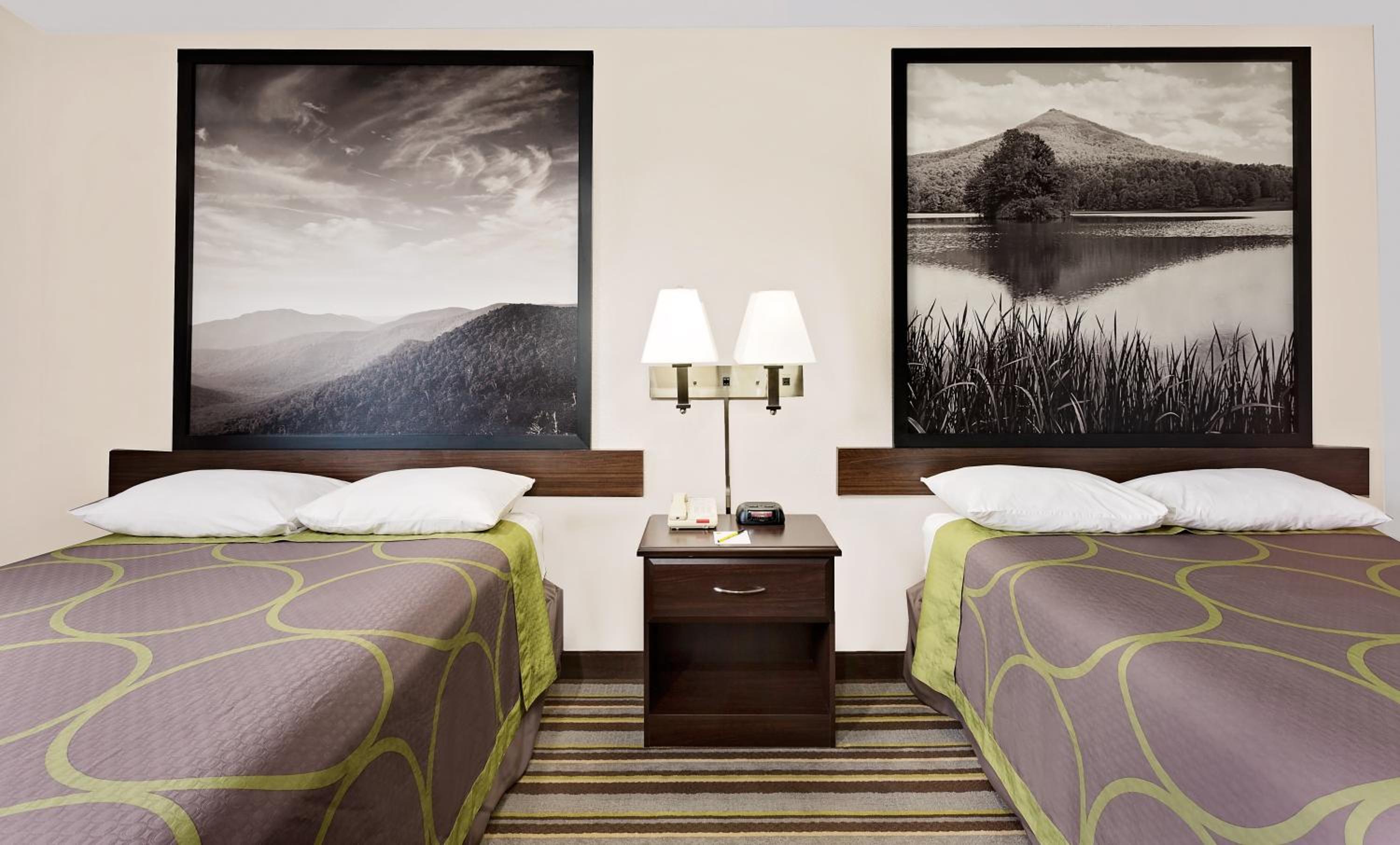 Queen Room with Two Queen Beds - Non-Smoking - Photo 2