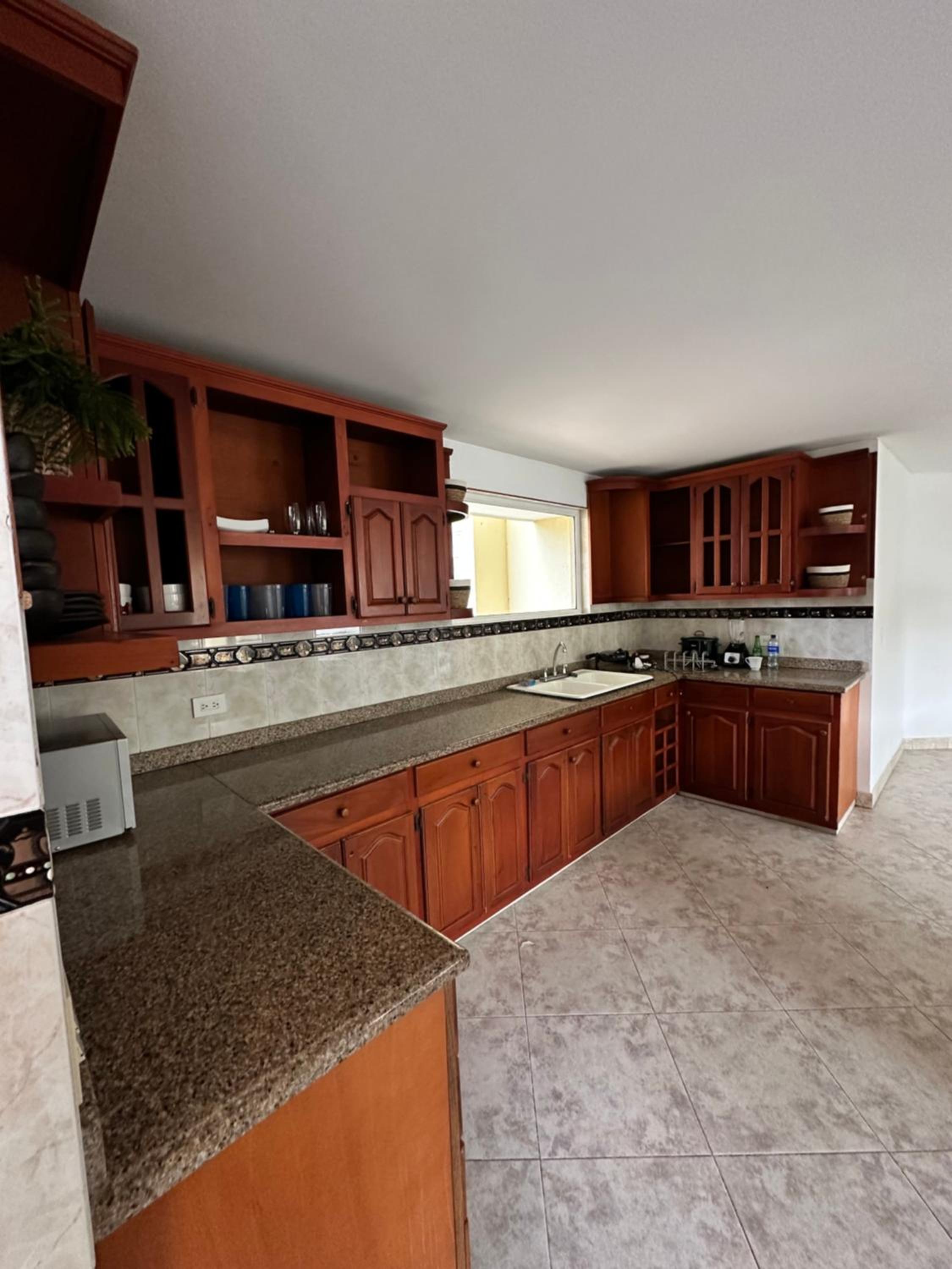 Seven-Bedroom House photo 3
