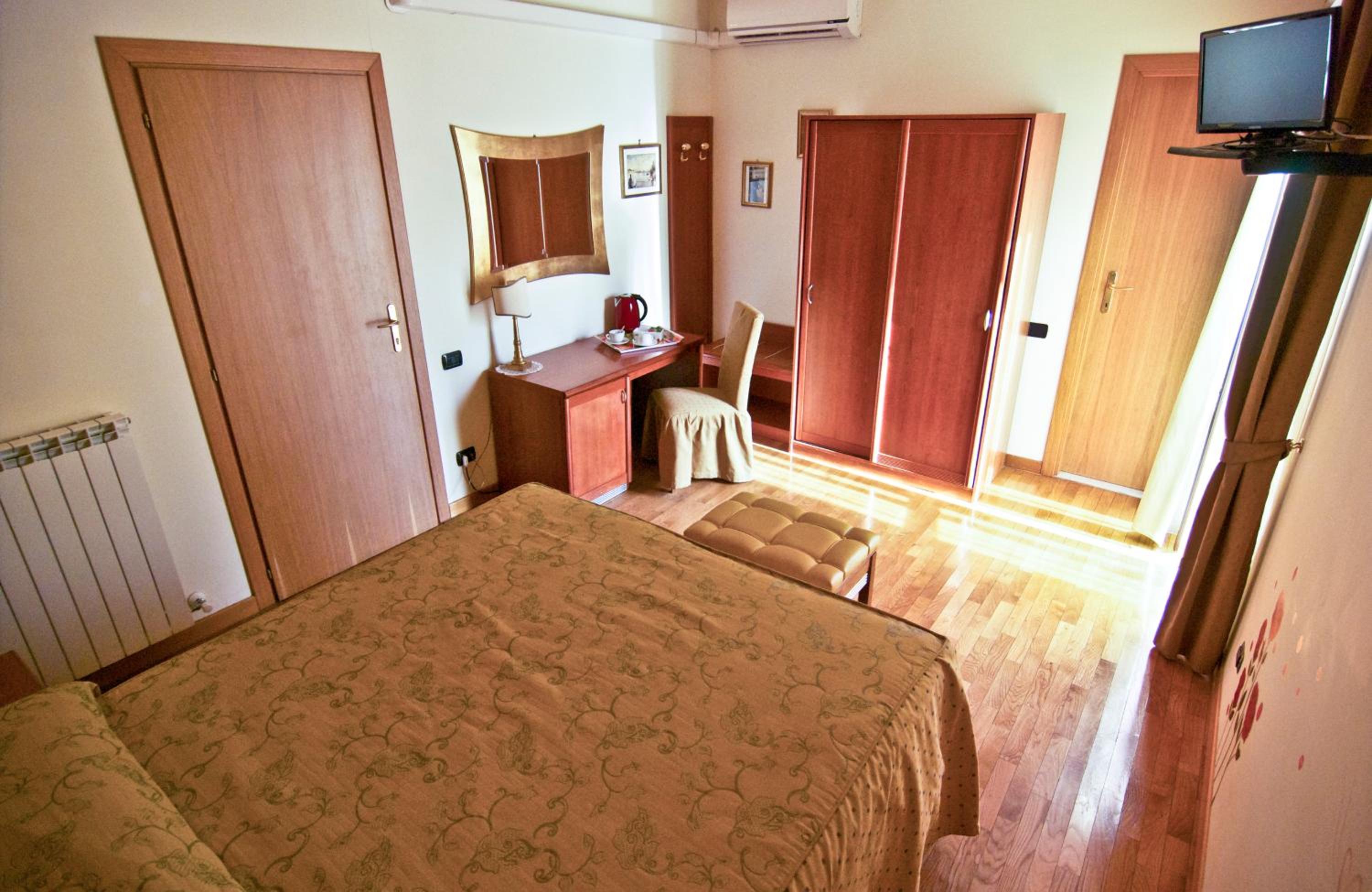Standard Double Room - Photo 1