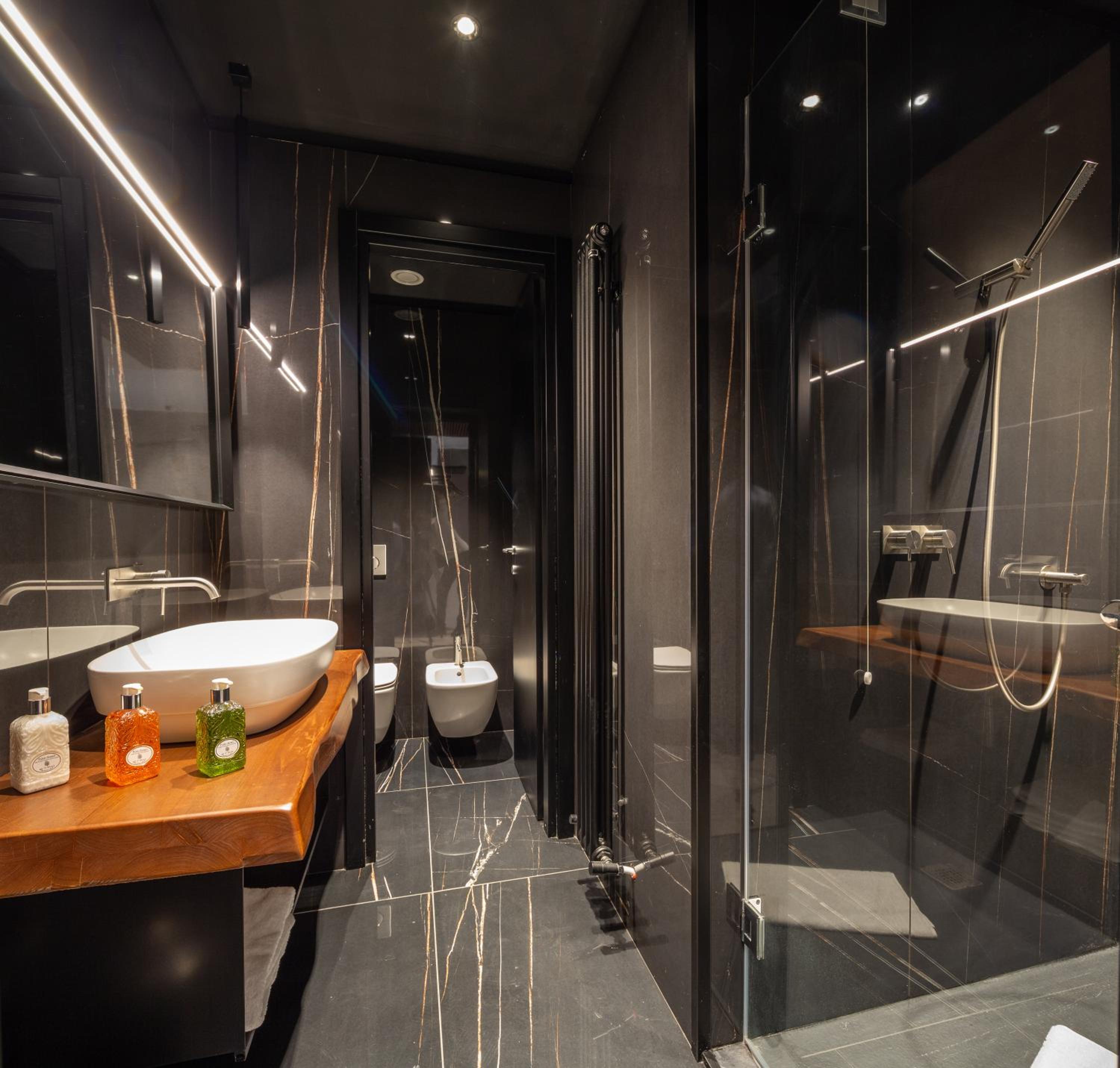 Superior Double Room thumbnail 5