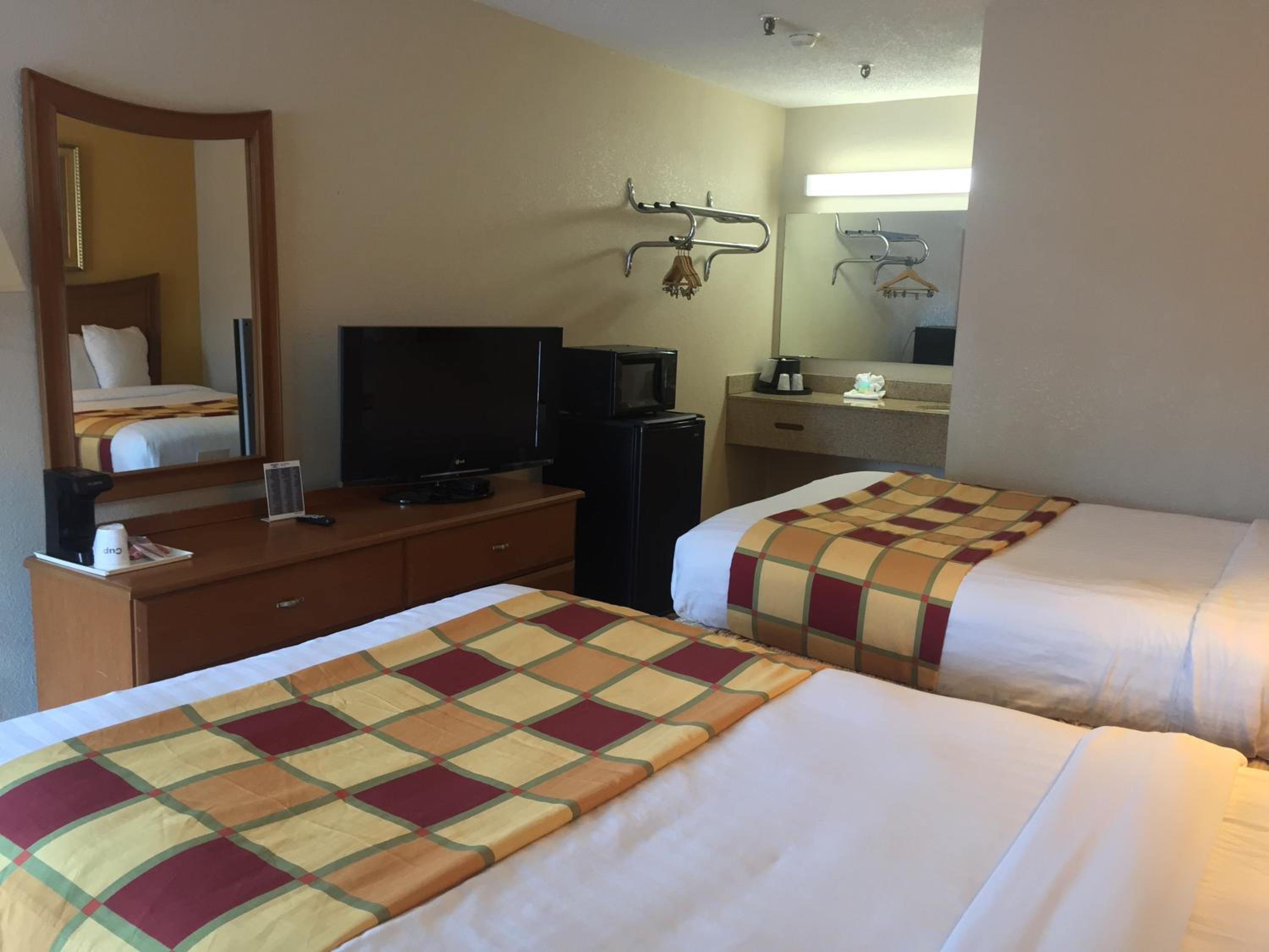 Standard Room with Two Double Beds - Non-Smoking - Photo 5
