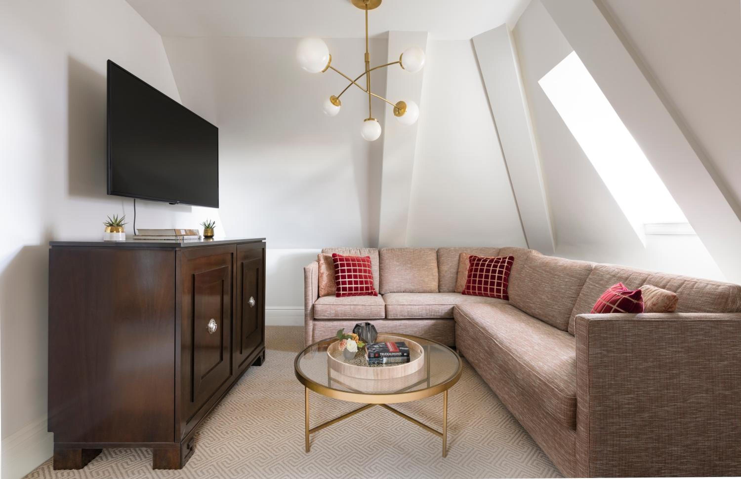Suite Trudeau Trudeau Two Bedroom Suite with River View thumbnail 6