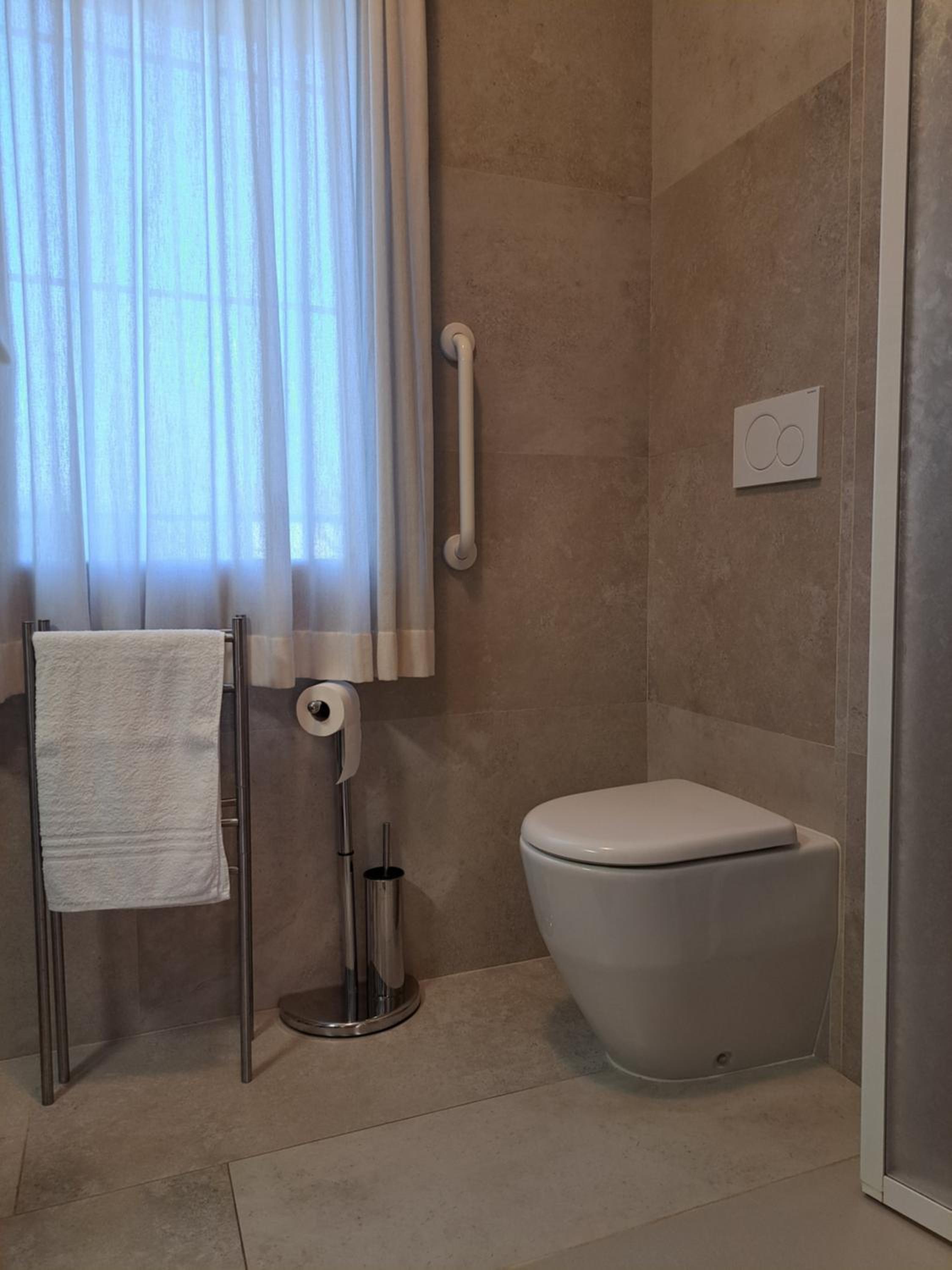 Double or Twin Room - Disability Access - Photo 8