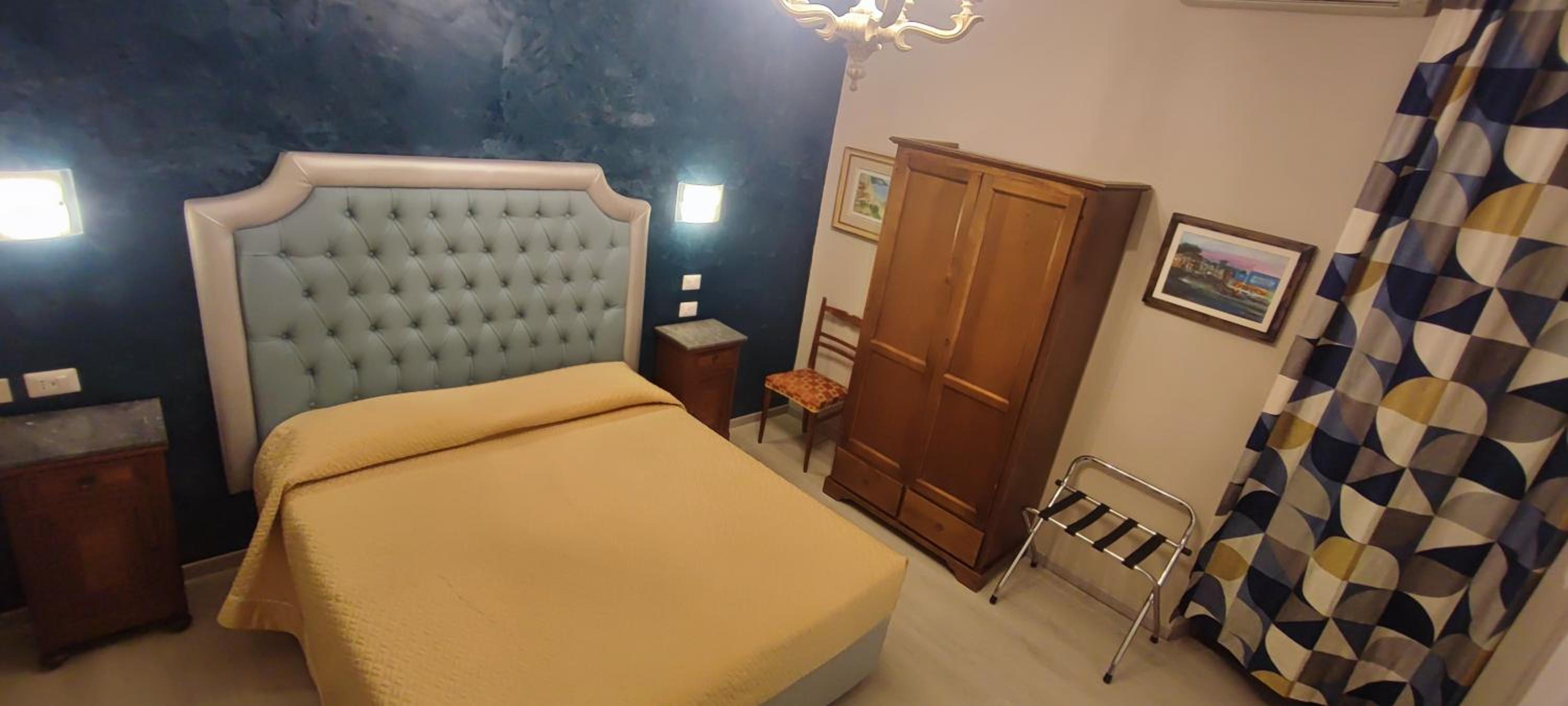 Queen Room photo 2